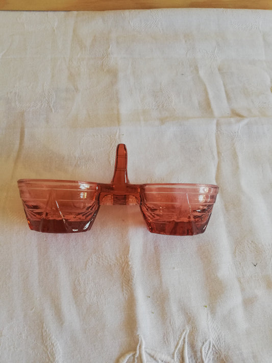 Salière en verre moulé rose