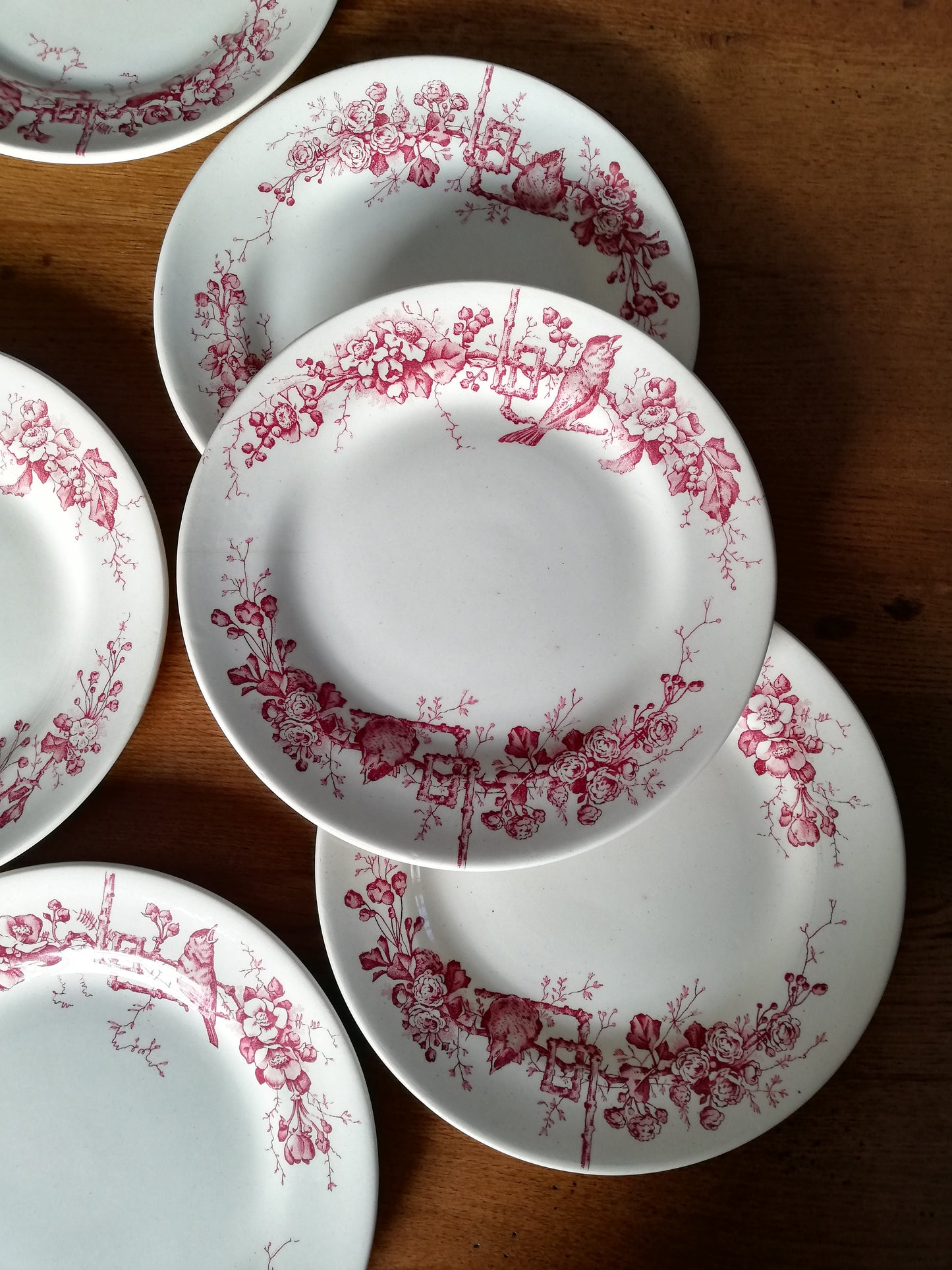 Assiette terre de fer rose Émile Bourgeois