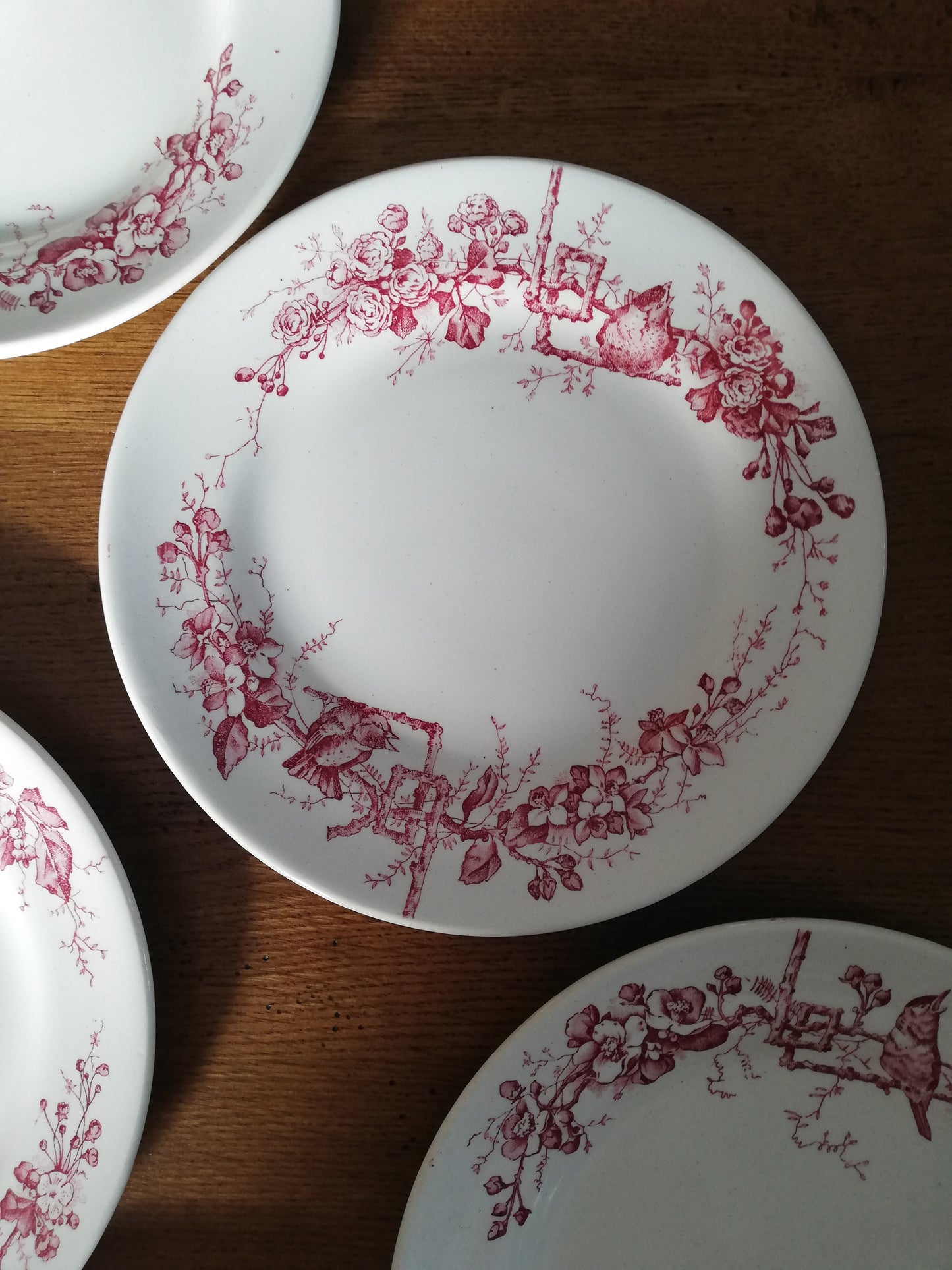 Assiette terre de fer rose Émile Bourgeois