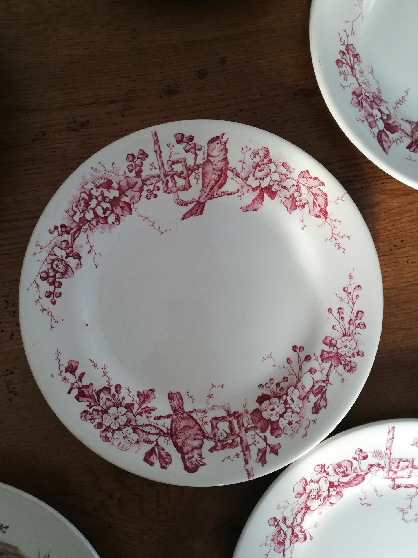 Assiette terre de fer rose Émile Bourgeois