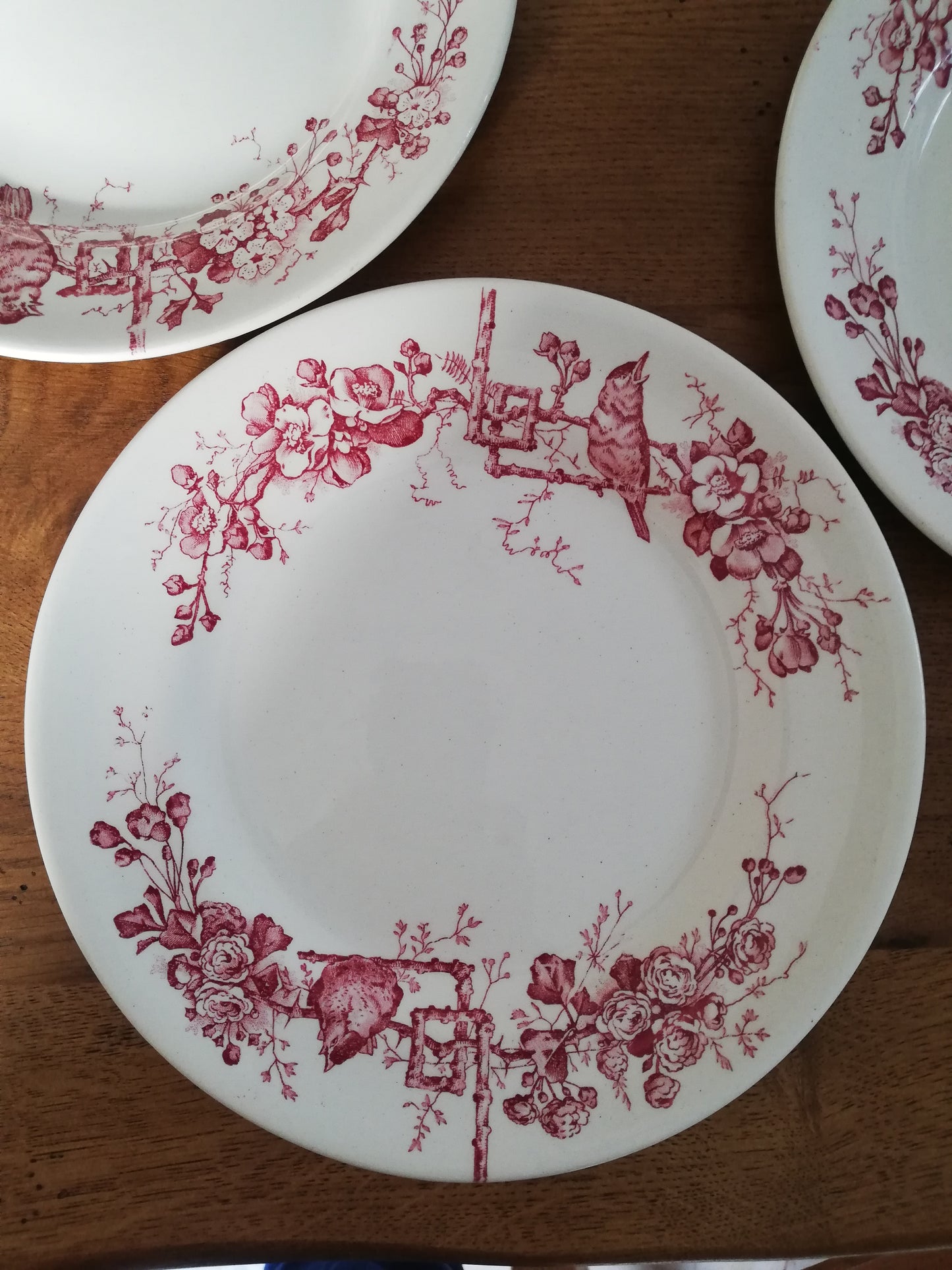 Assiette terre de fer rose Émile Bourgeois
