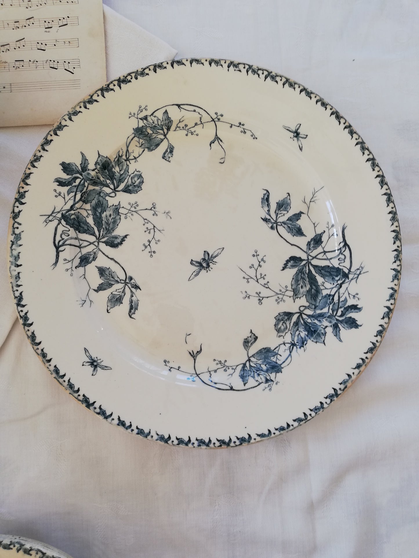 Plat rond Gien Vigne Vierge