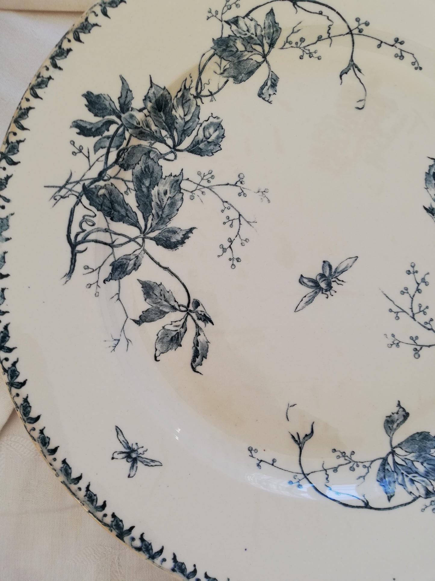 Plat rond Gien Vigne Vierge