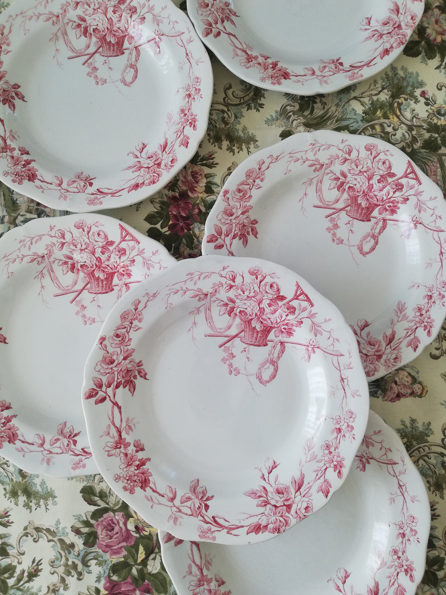 10 assiettes Gien Réservées
