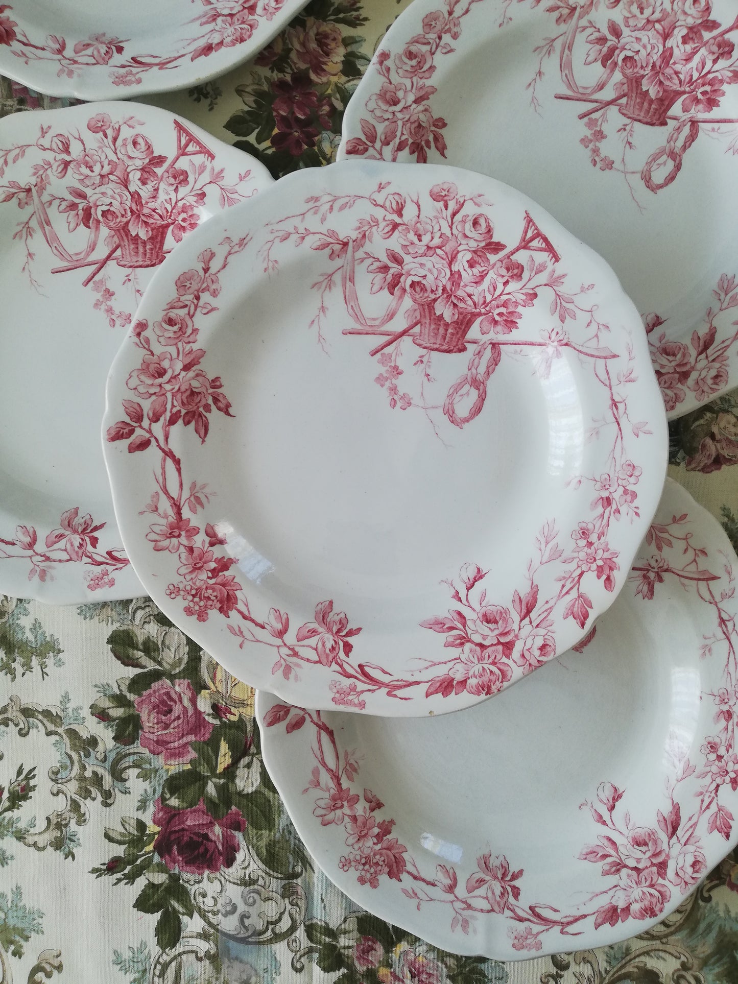 10 assiettes Gien Réservées