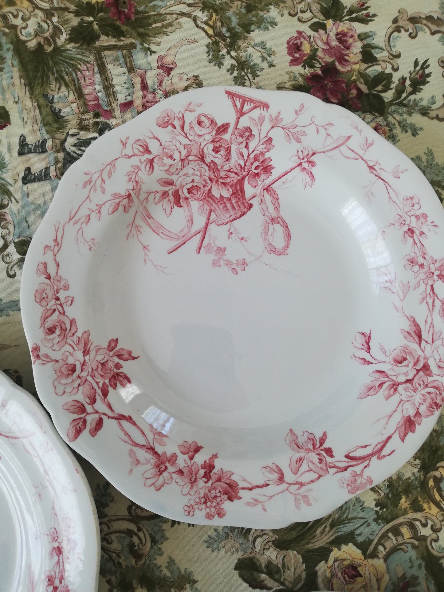 10 assiettes Gien Réservées