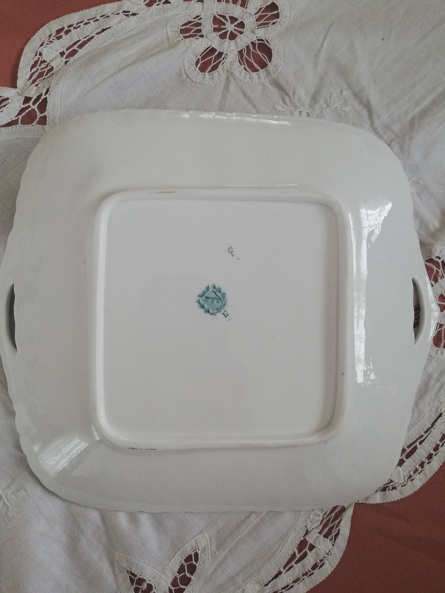Plat carré en porcelaine de Sarreguemines blason vert