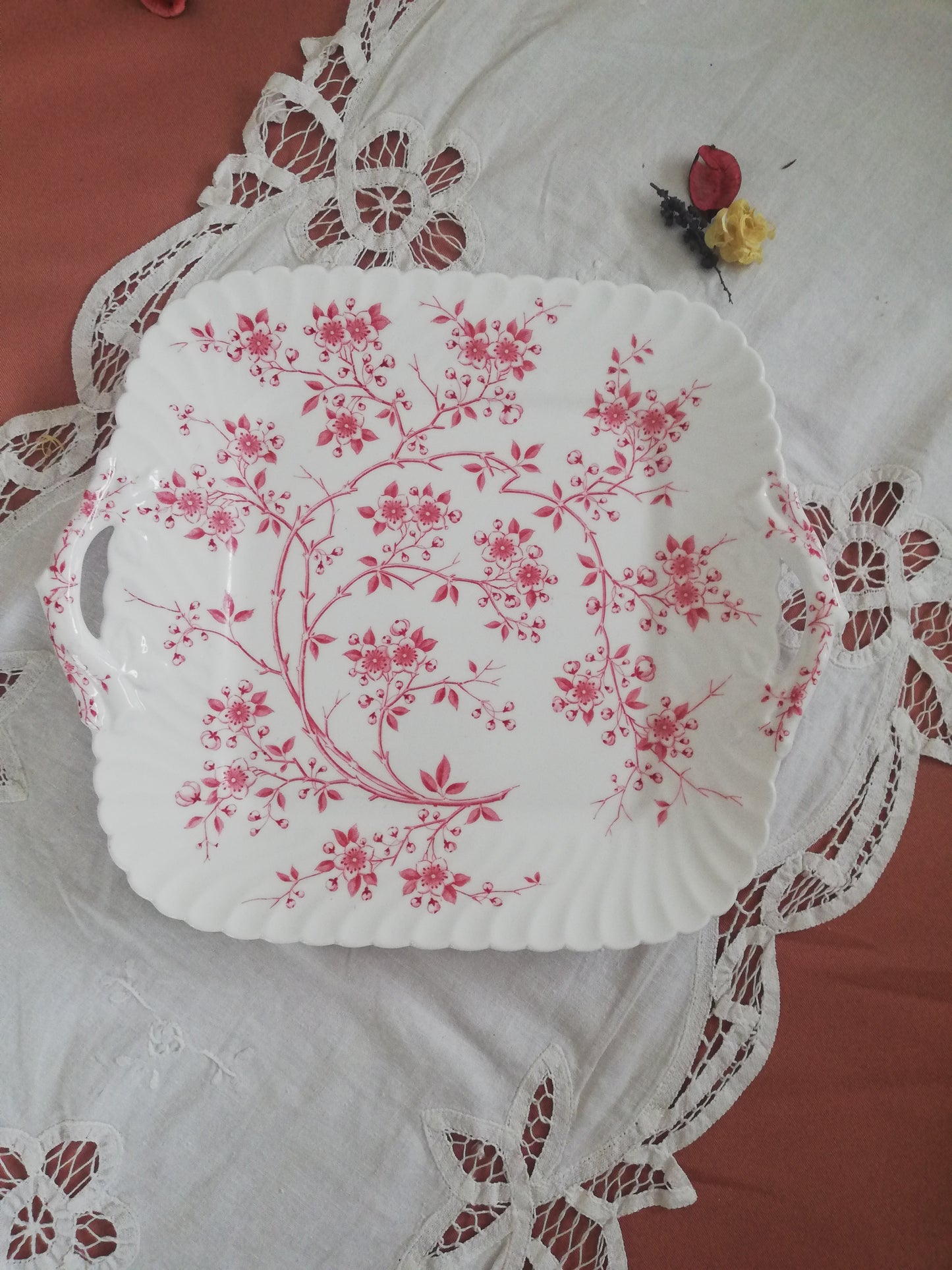 Plat carré en porcelaine de Sarreguemines blason vert