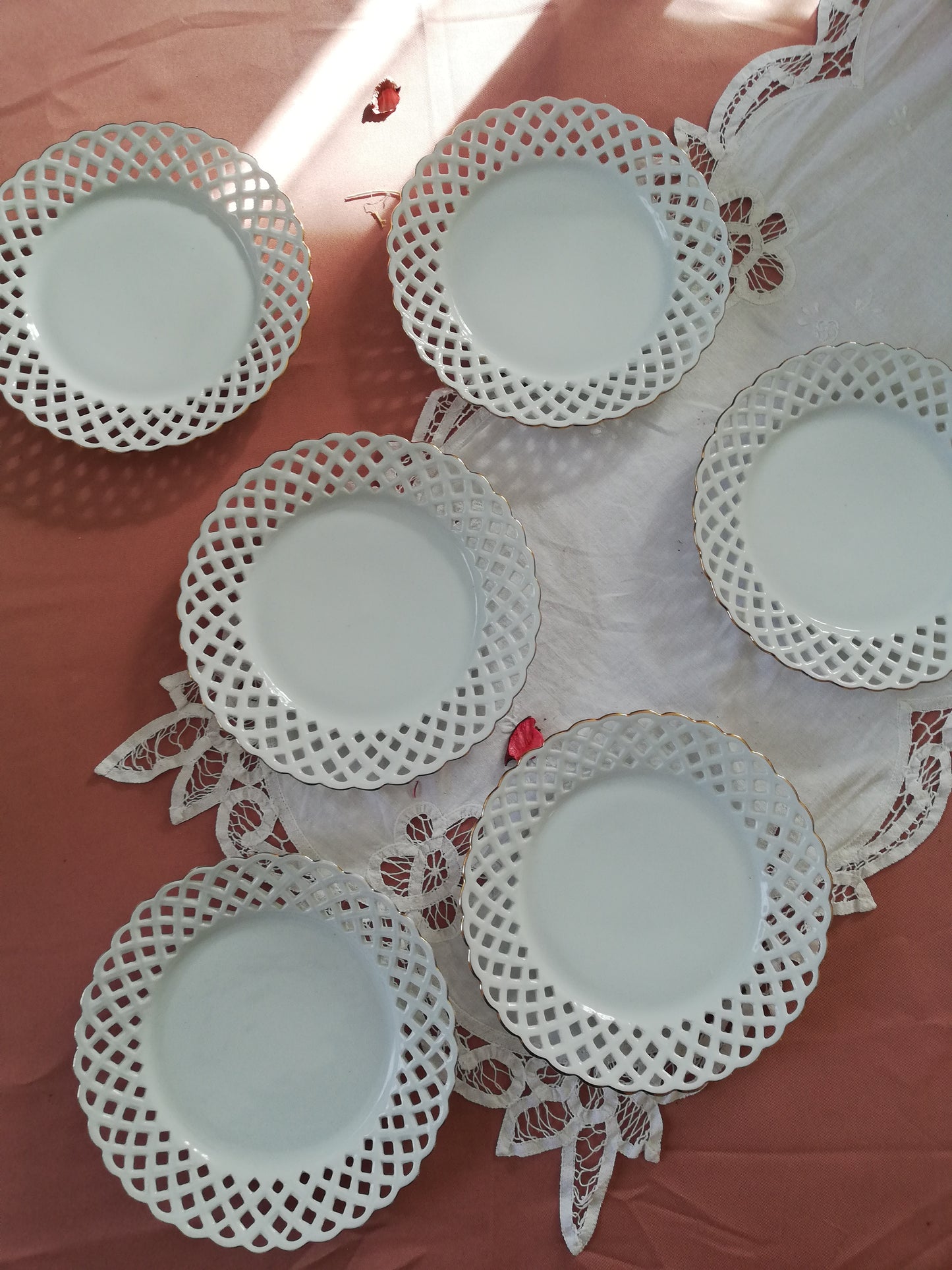 6 petites assiettes crown Regent ajourées