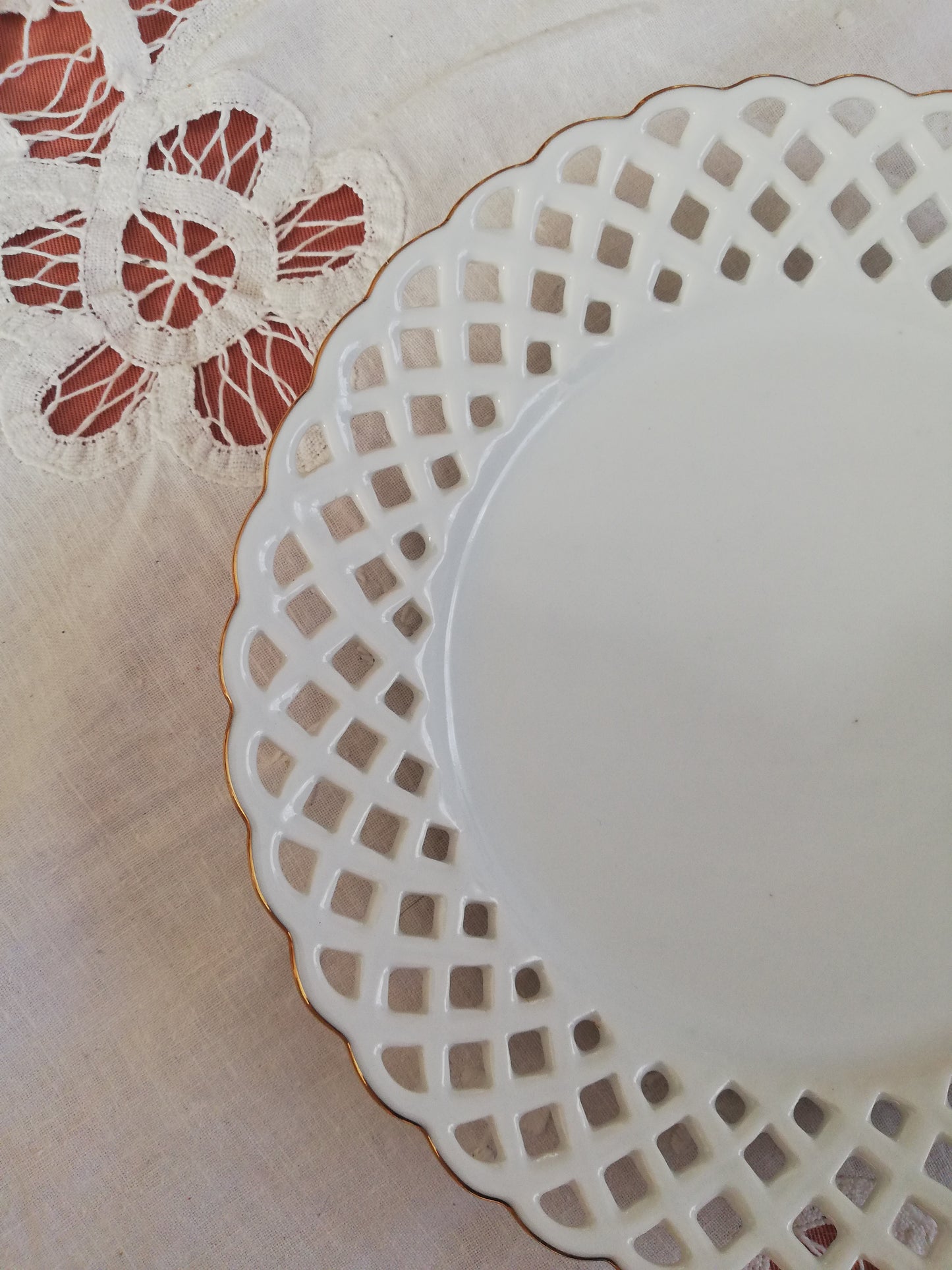 6 petites assiettes crown Regent ajourées