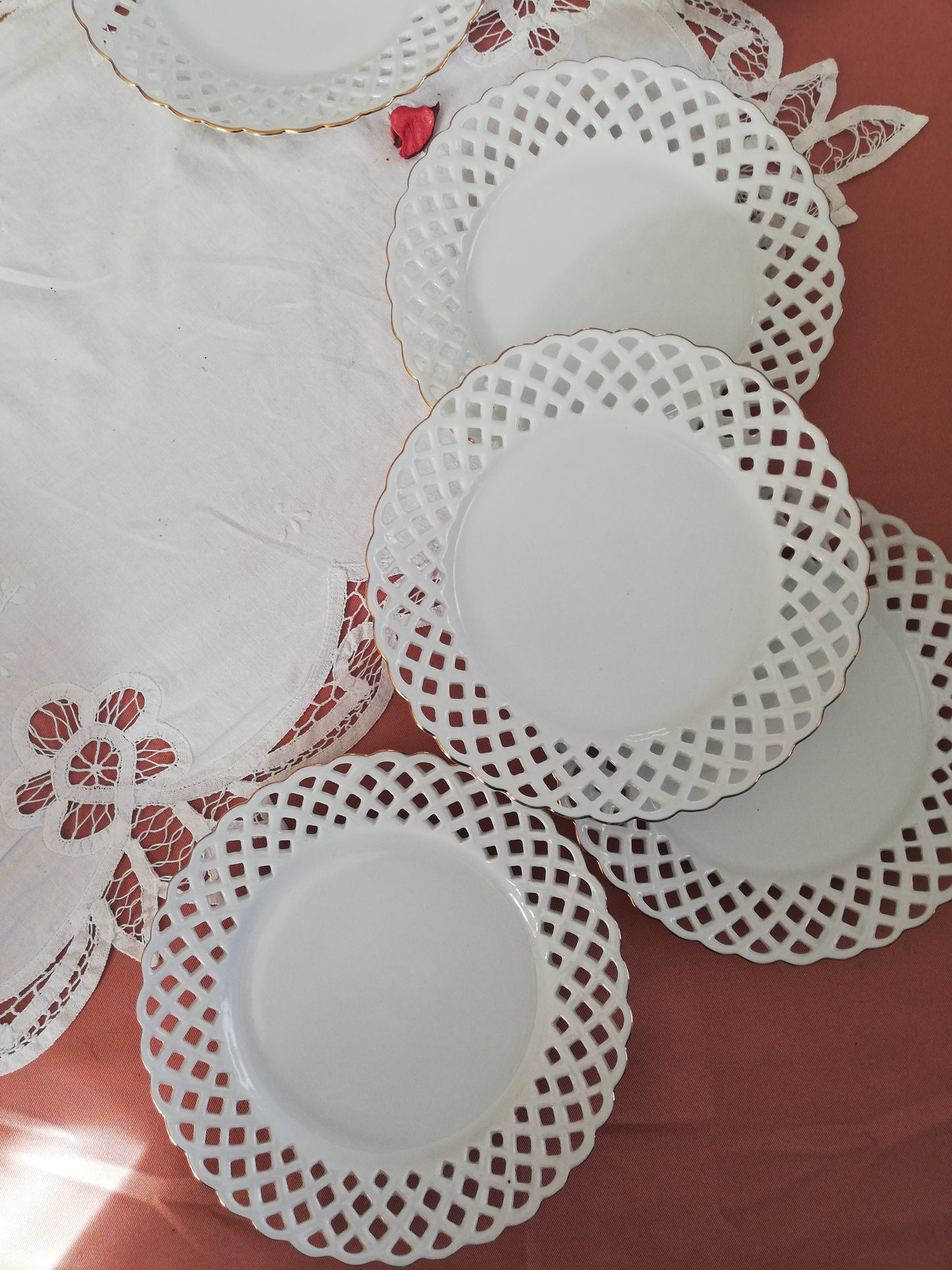 6 petites assiettes crown Regent ajourées