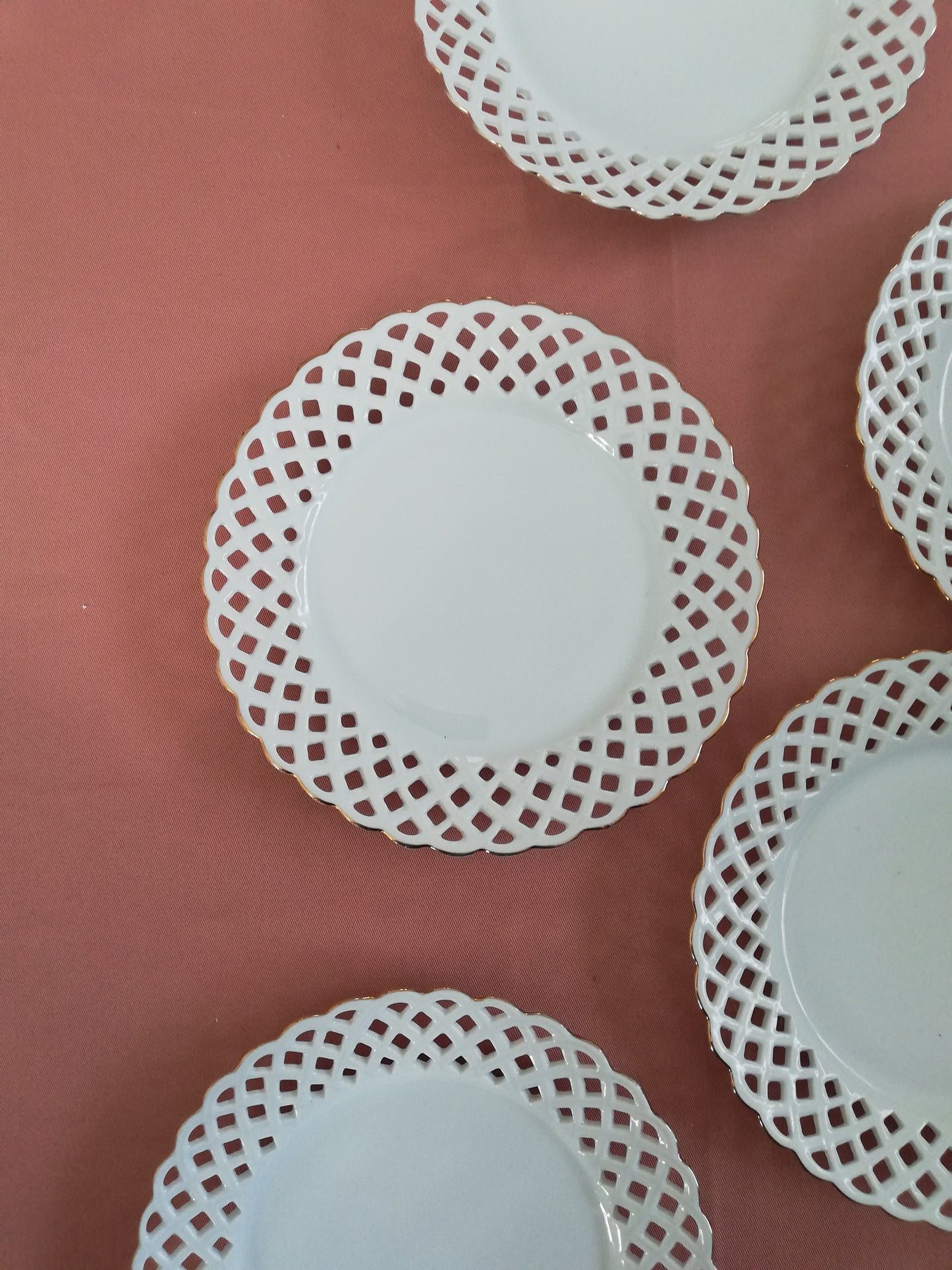 6 petites assiettes crown Regent ajourées