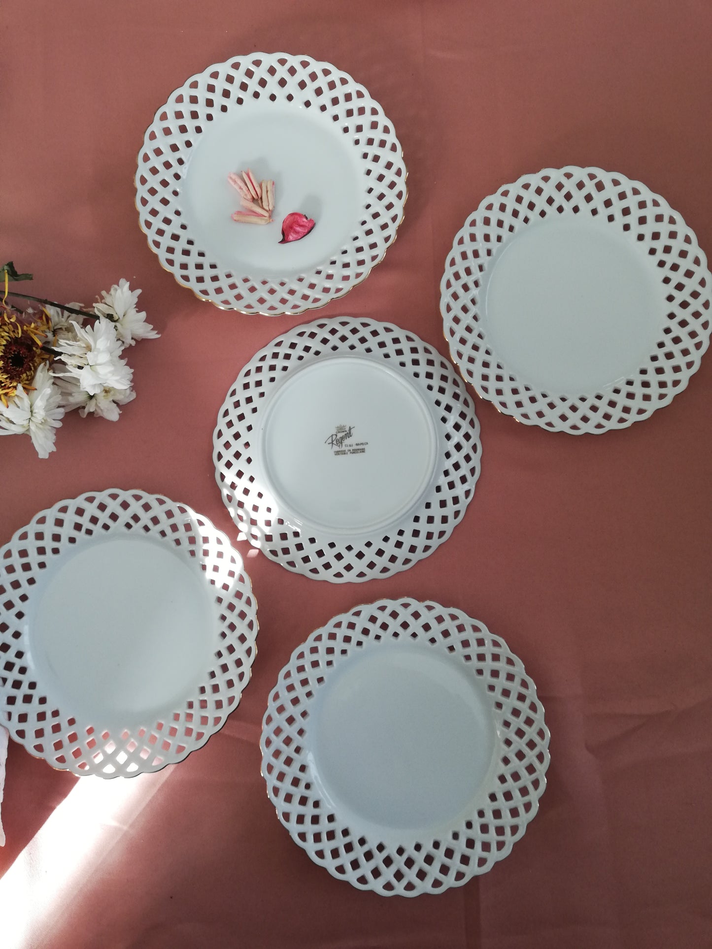 6 petites assiettes crown Regent ajourées