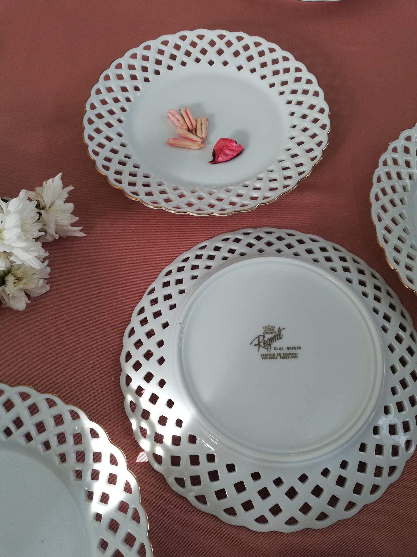 6 petites assiettes crown Regent ajourées