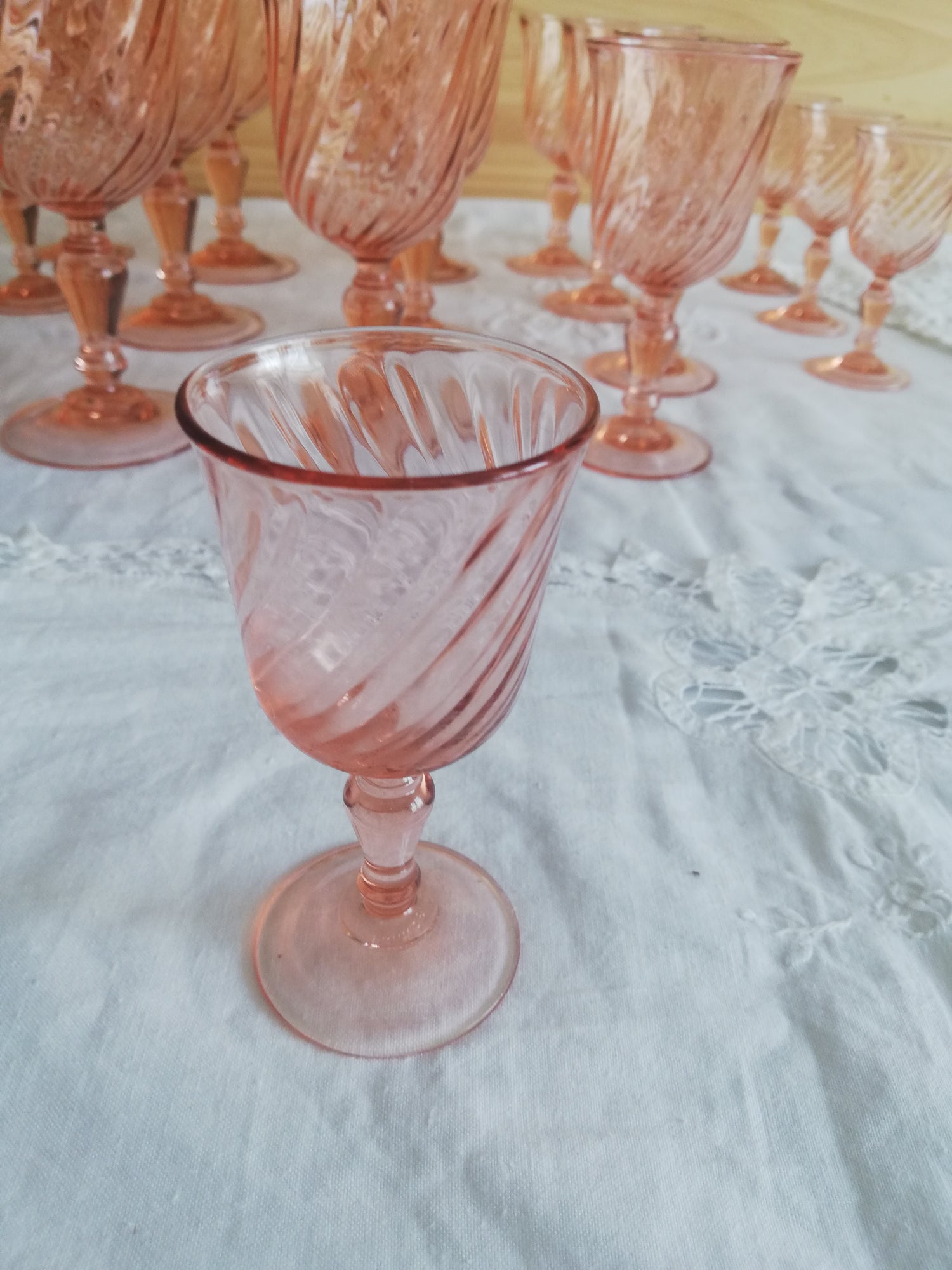 Geschirr (Glas, Tassen, Teekanne usw.)