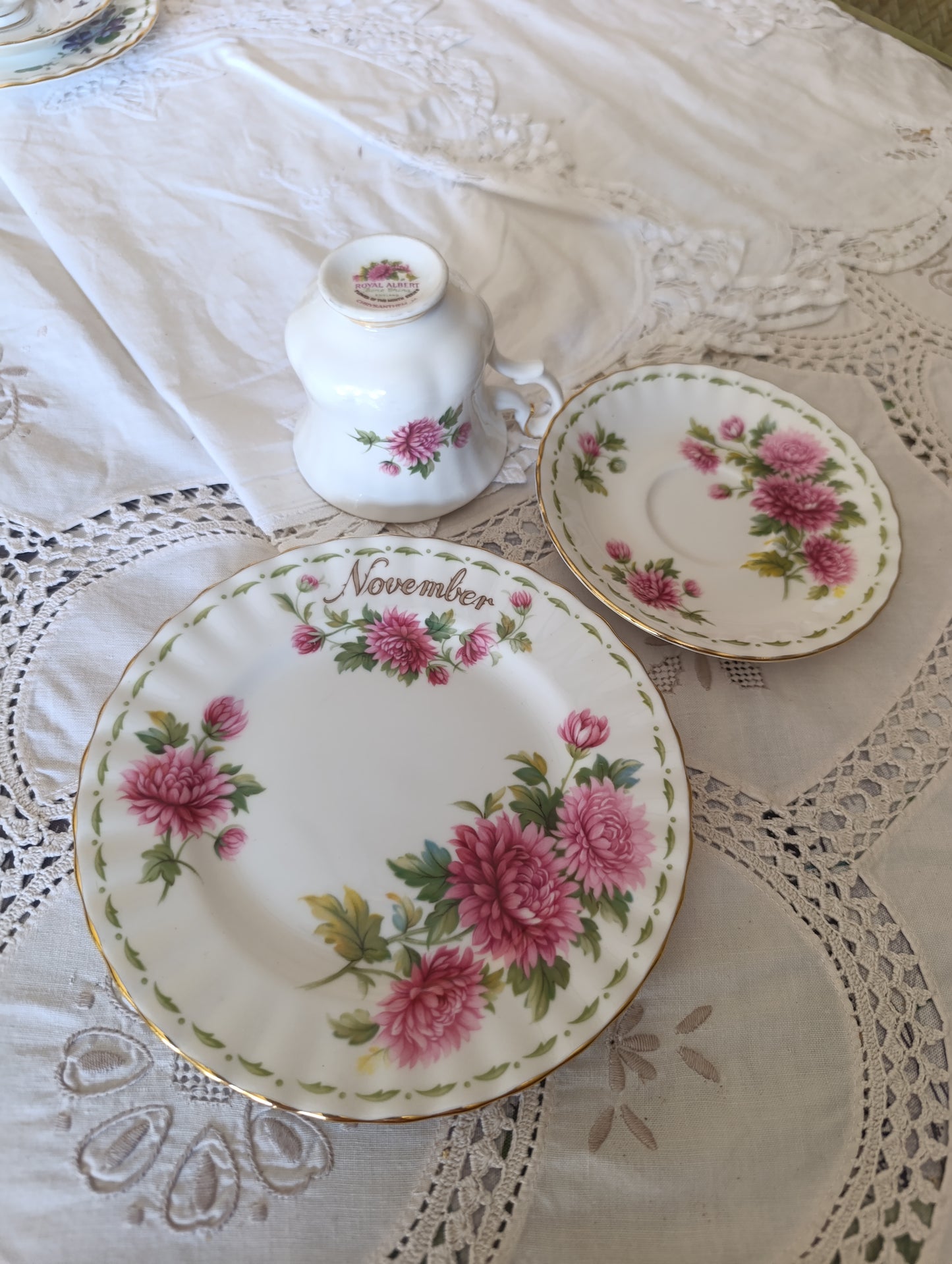 Tasse, sous tasse et assiette Royal Albert November Chrysanthem