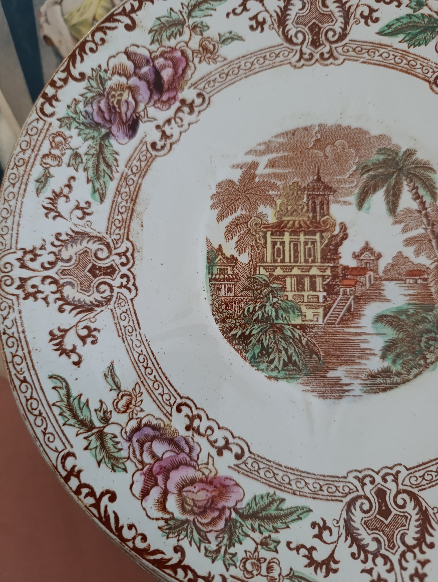 Assiette Cyprus Longwy terre de fer polychrome