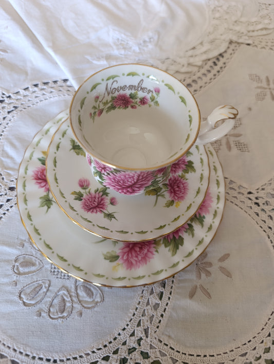 Tasse, sous tasse et assiette  Royal Albert November Chrysanthem