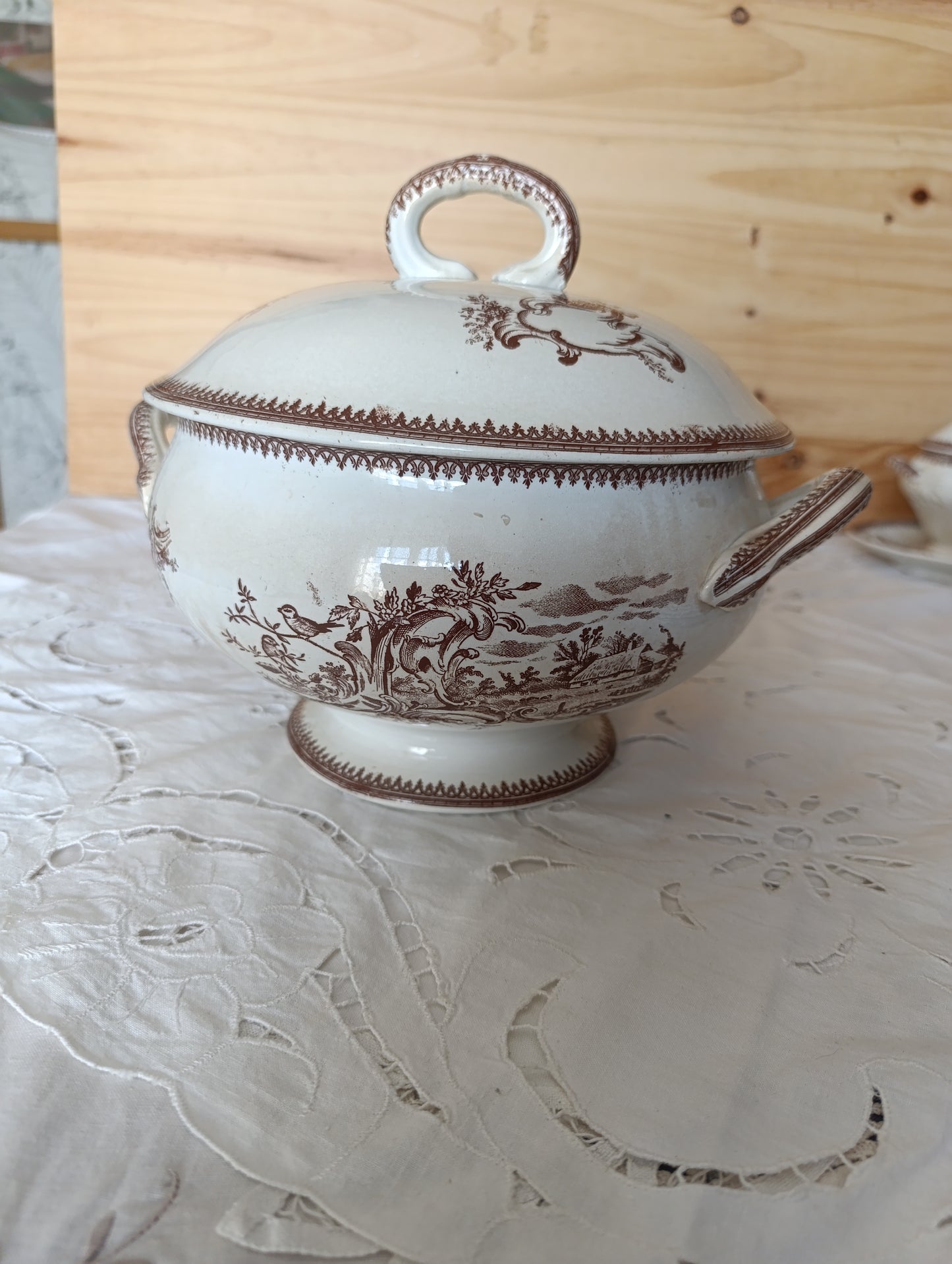 Soupière Rocaille Pexonne terre de fer brun sepia