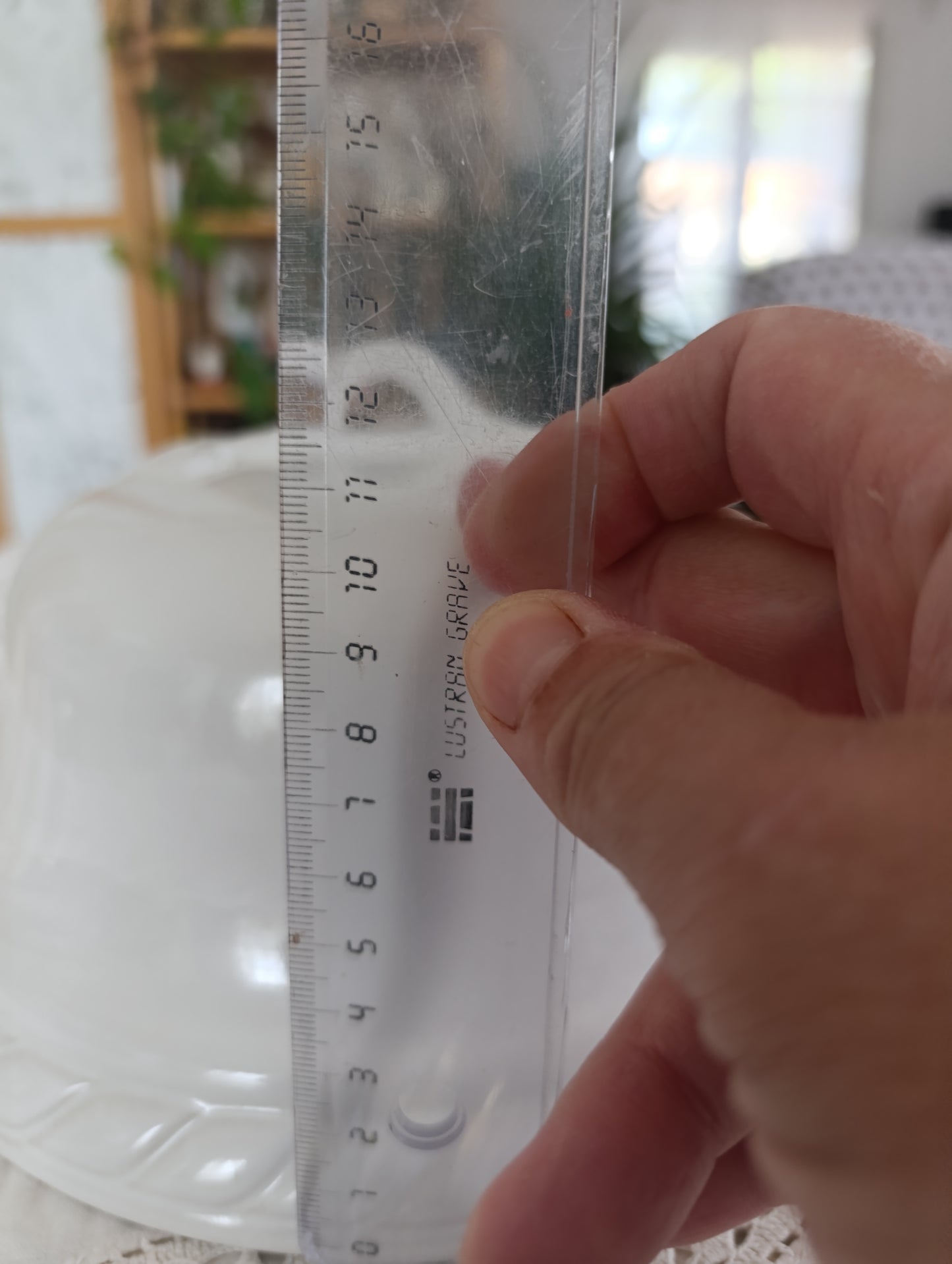 Cloche en faïence blanche