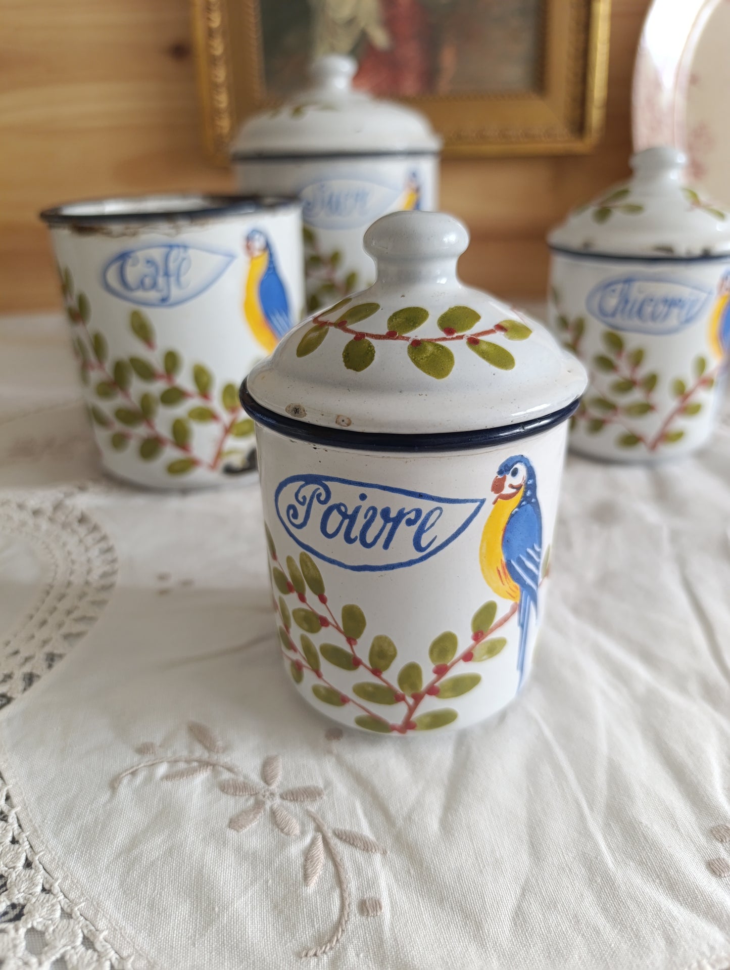 Pots ancien en tôle émaillé décor perroquet