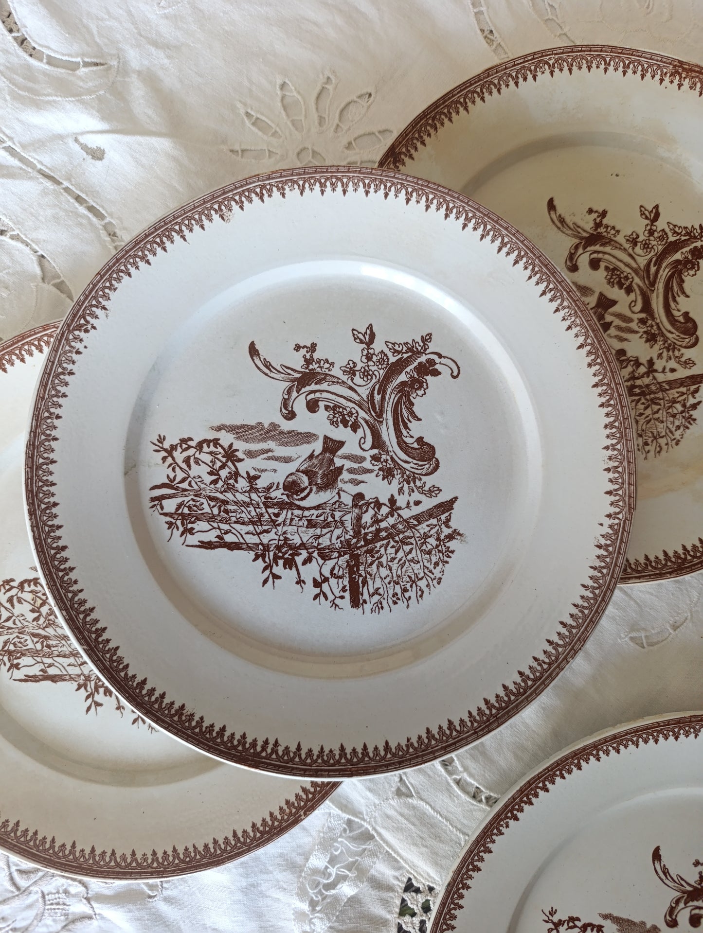 Assiette terre de fer Rocaille de Pexonne