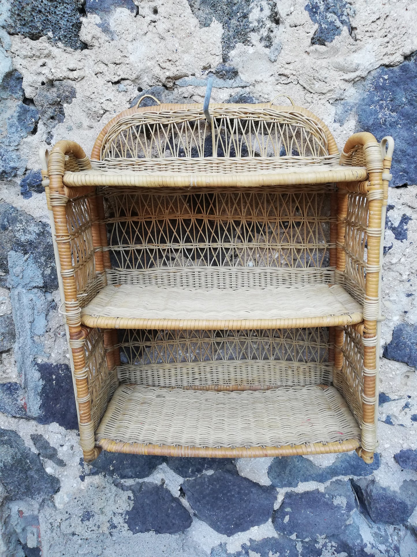 kleines Vintage-Rattanregal