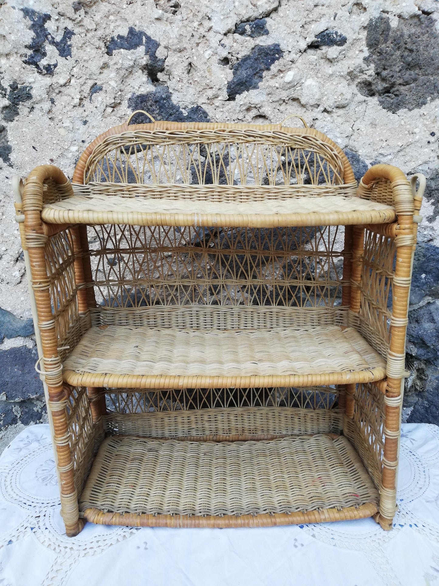 kleines Vintage-Rattanregal