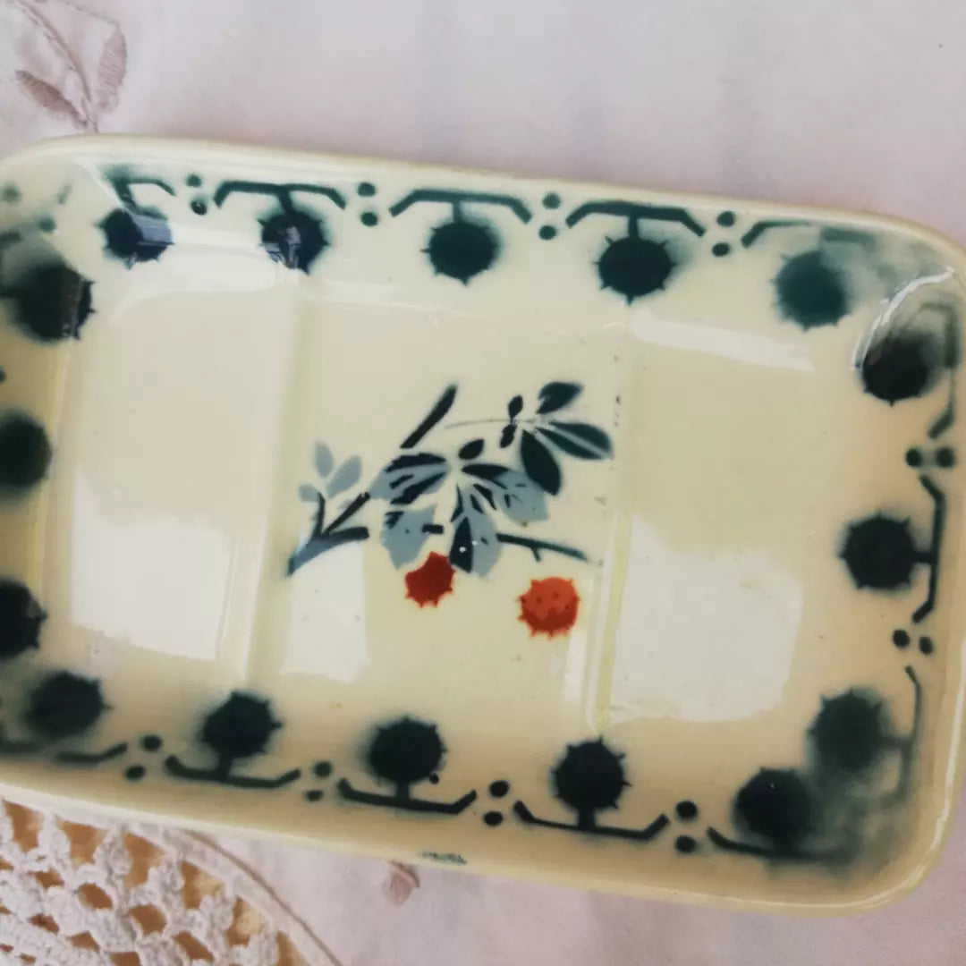 Set aus Erdkammhalter und Seifenschale aus Eisen
