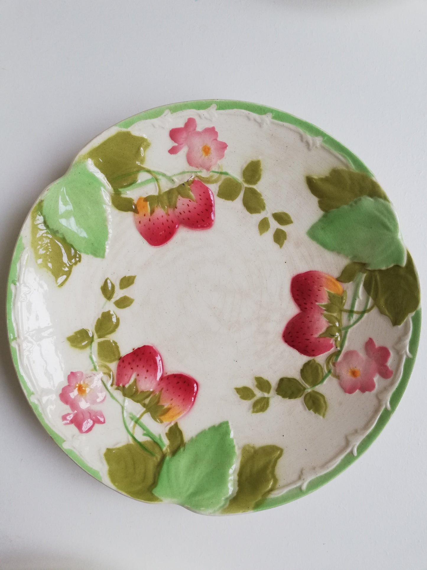 Assiette barbotine fraise choisy le roi terre de fer