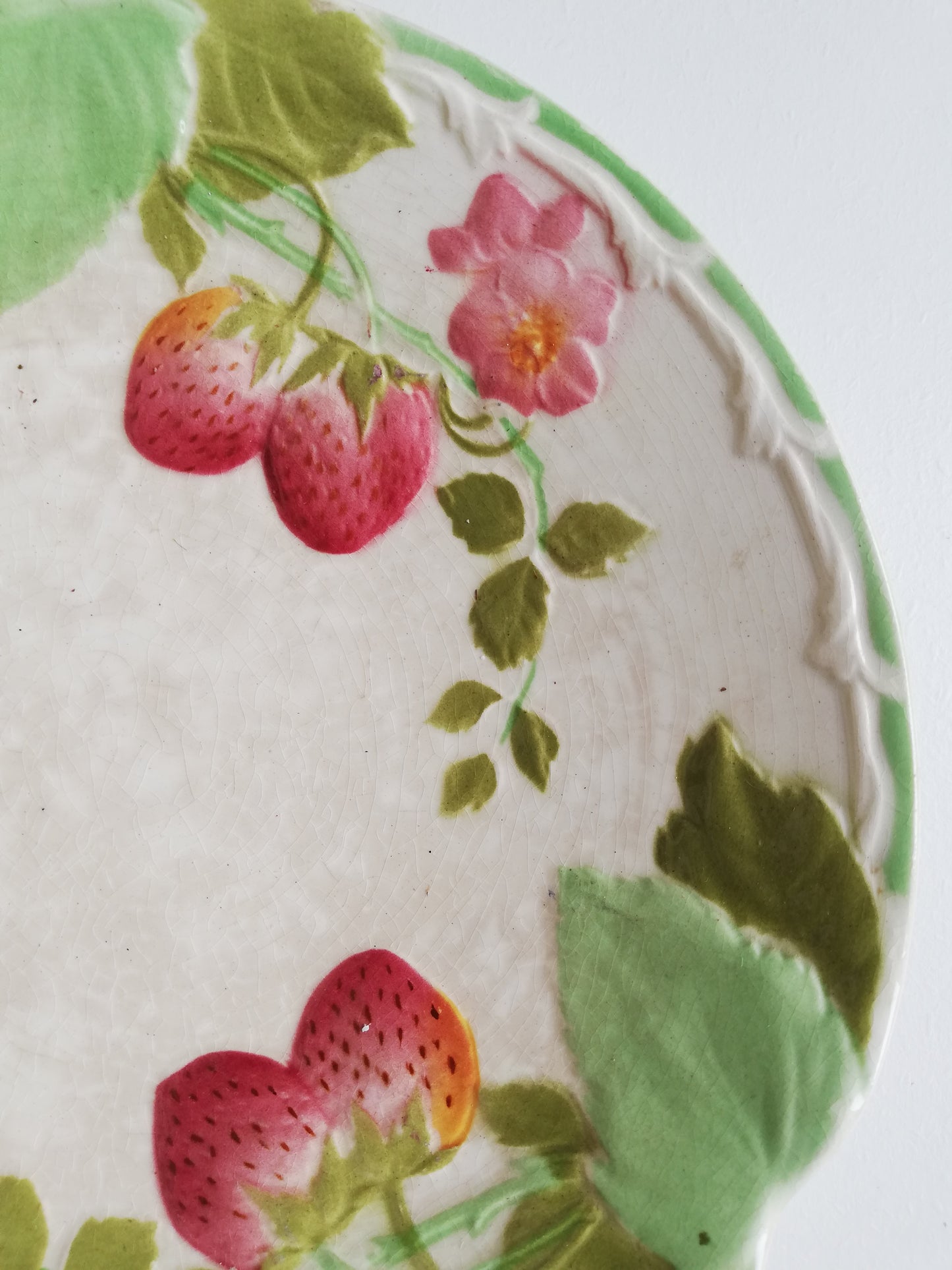 assiette barbotine Choisy le Roi