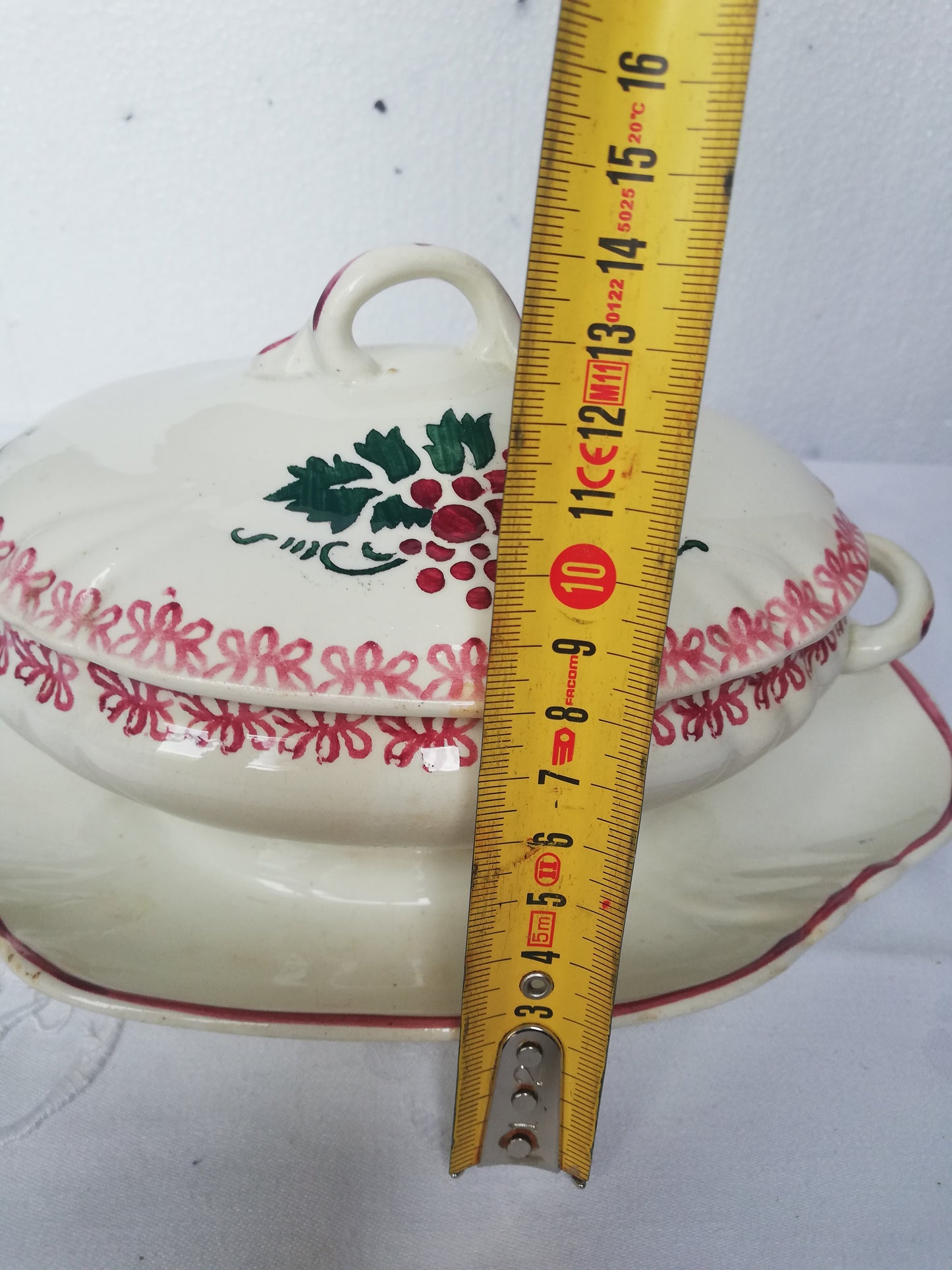 Longwy Sauciere mit Eisenerde bedeckt