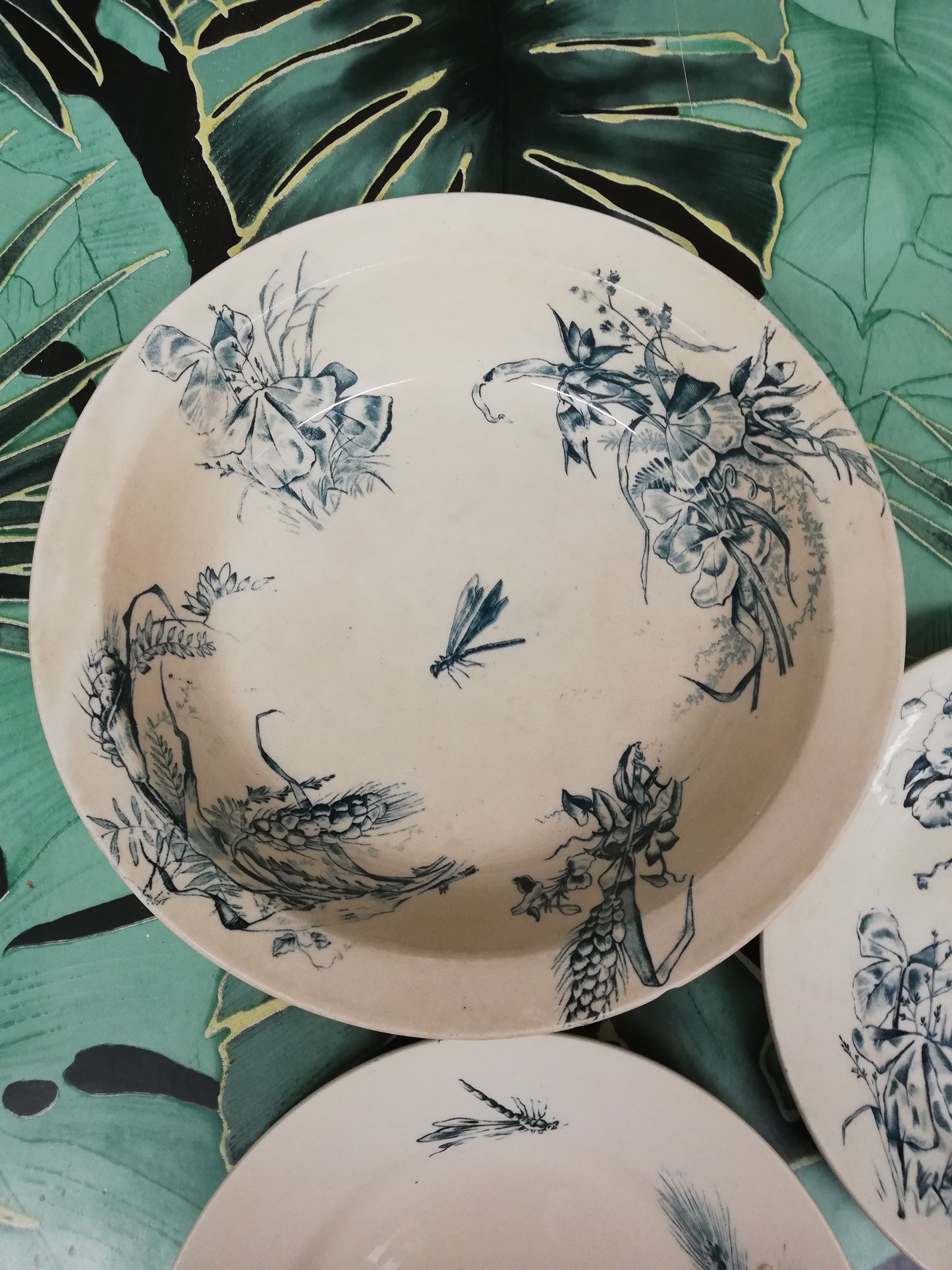 Plat creux terre de fer libellule art nouveau