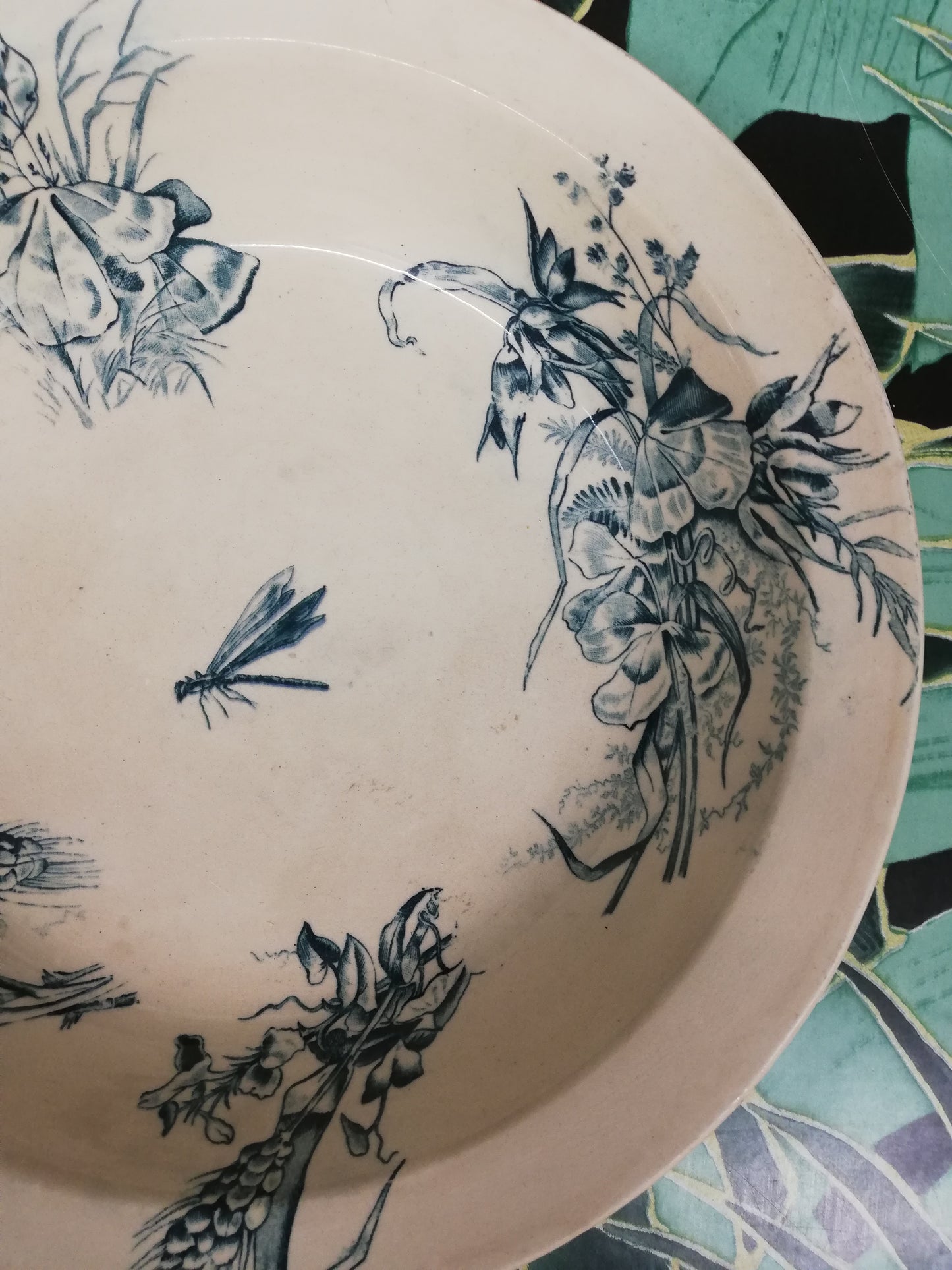 Plat creux terre de fer libellule art nouveau