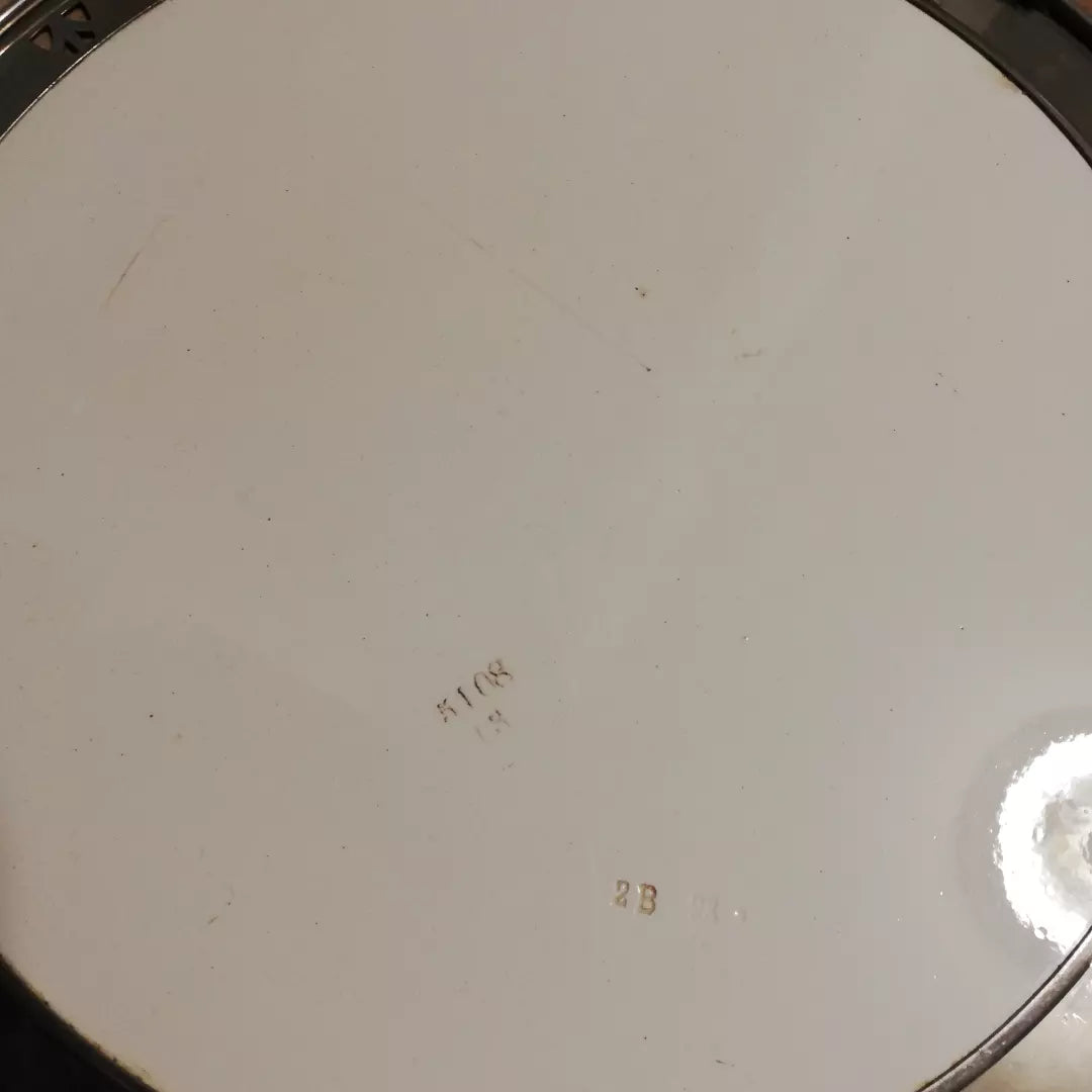Plat avec monture et poignée metal