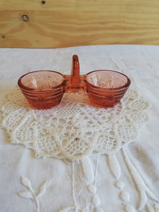 Rosafarbener Salzstreuer aus geformtem Glas