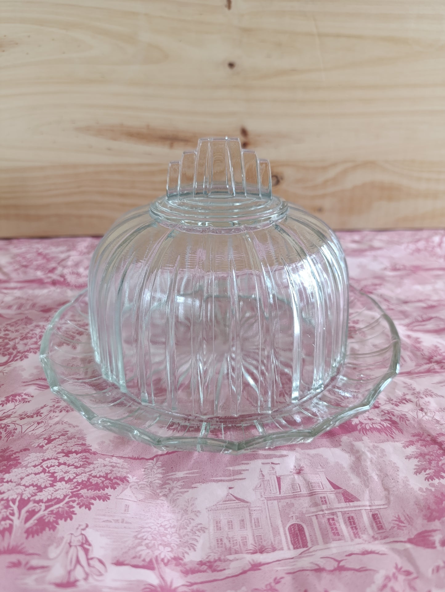 Cloche et assiette en verre moulé