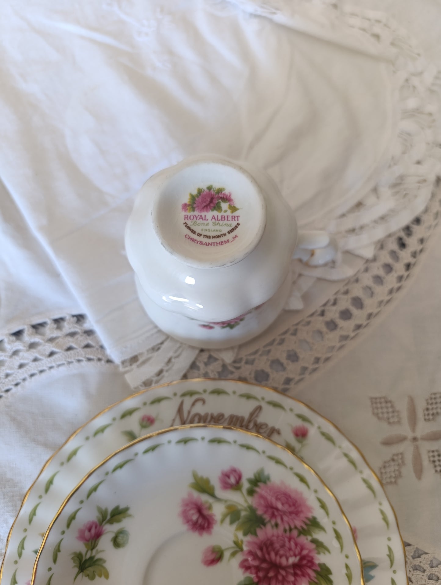 Tasse, sous tasse et assiette  Royal Albert November Chrysanthem