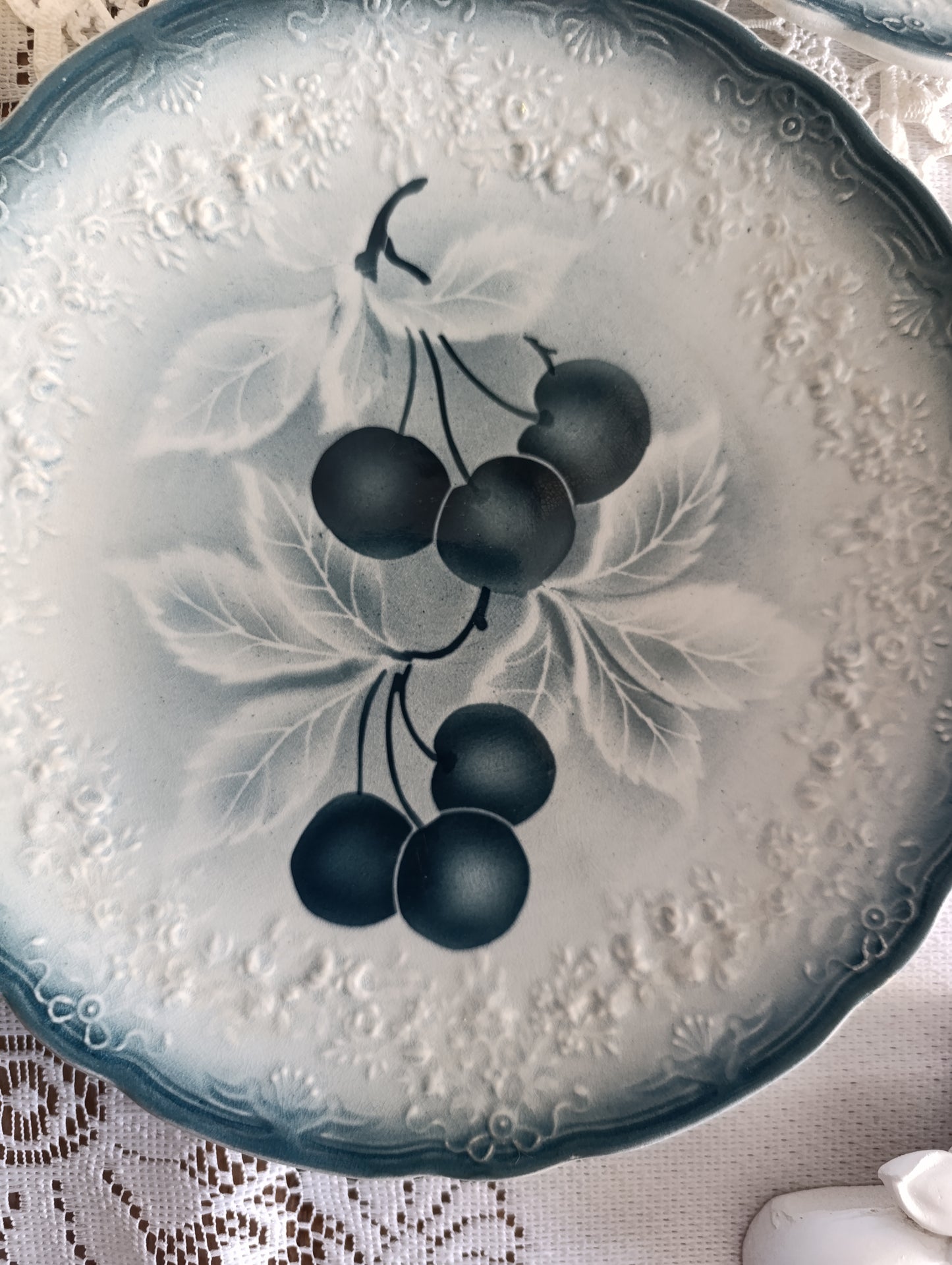 Assiettes cerises Badonviller terre de fer