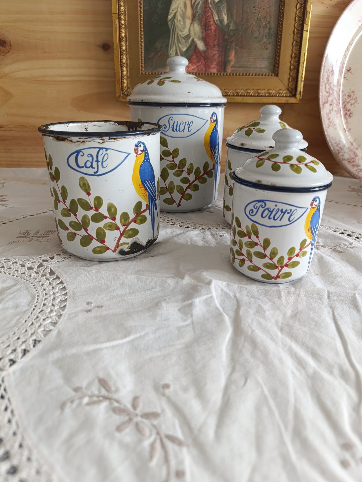 Pots ancien en tôle émaillé décor perroquet