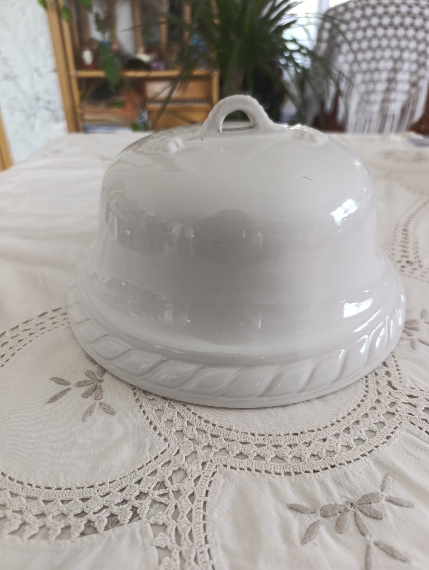 Cloche en faïence blanche