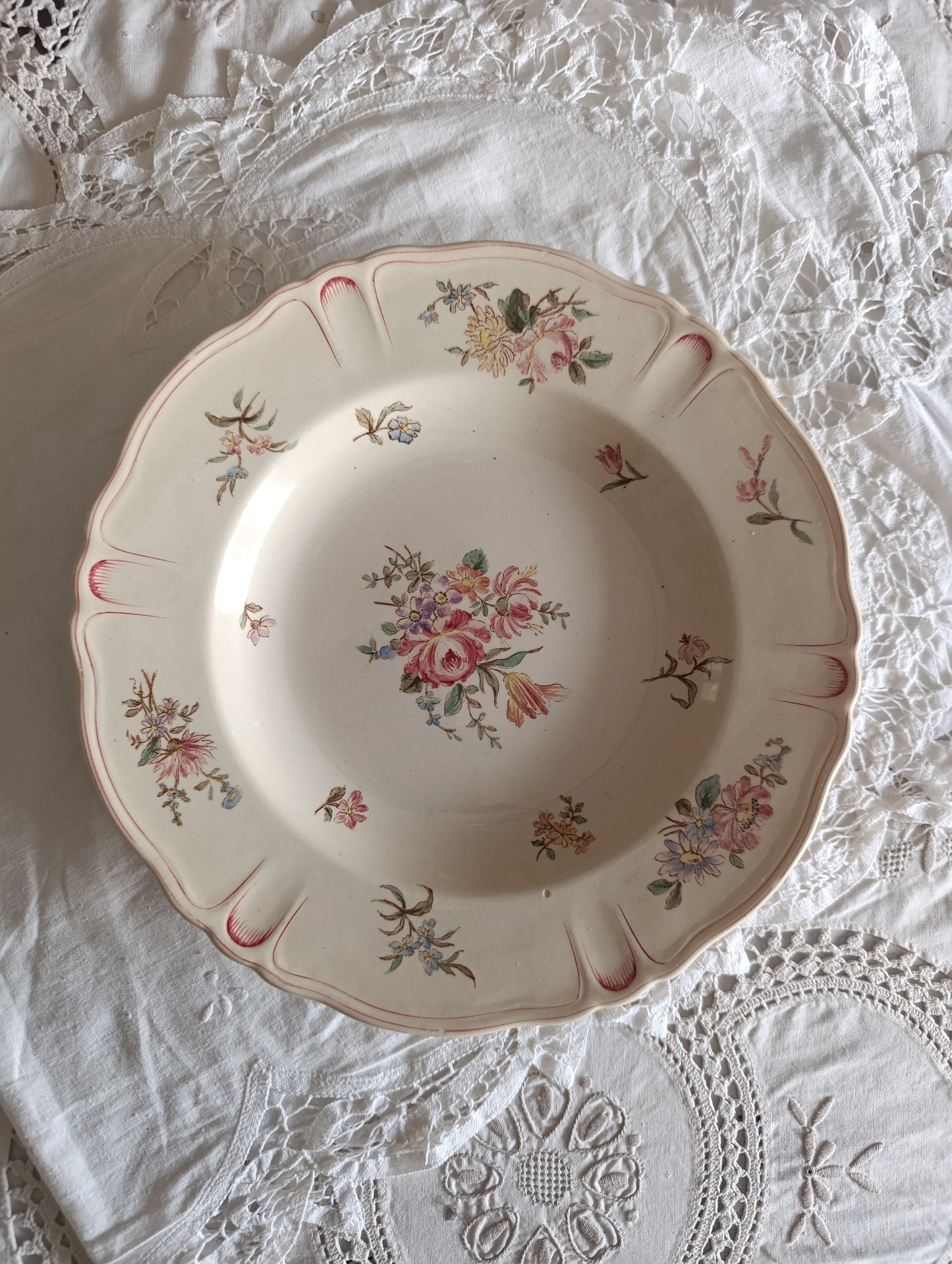 Assiette à soupe Olga Longchamp terre de fer polychrome