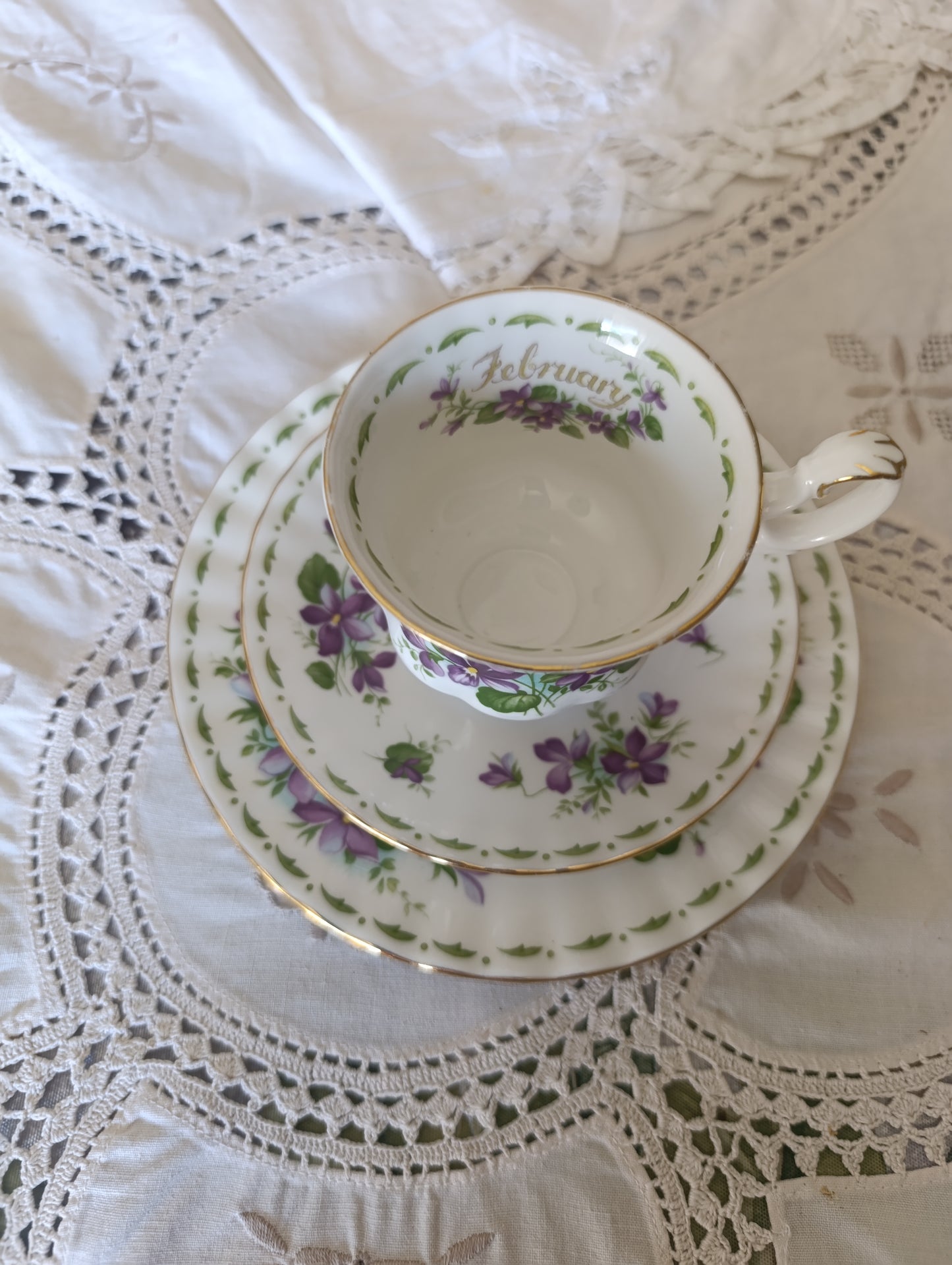 Tasse, sous tasse et assiette  Royal Albert February
