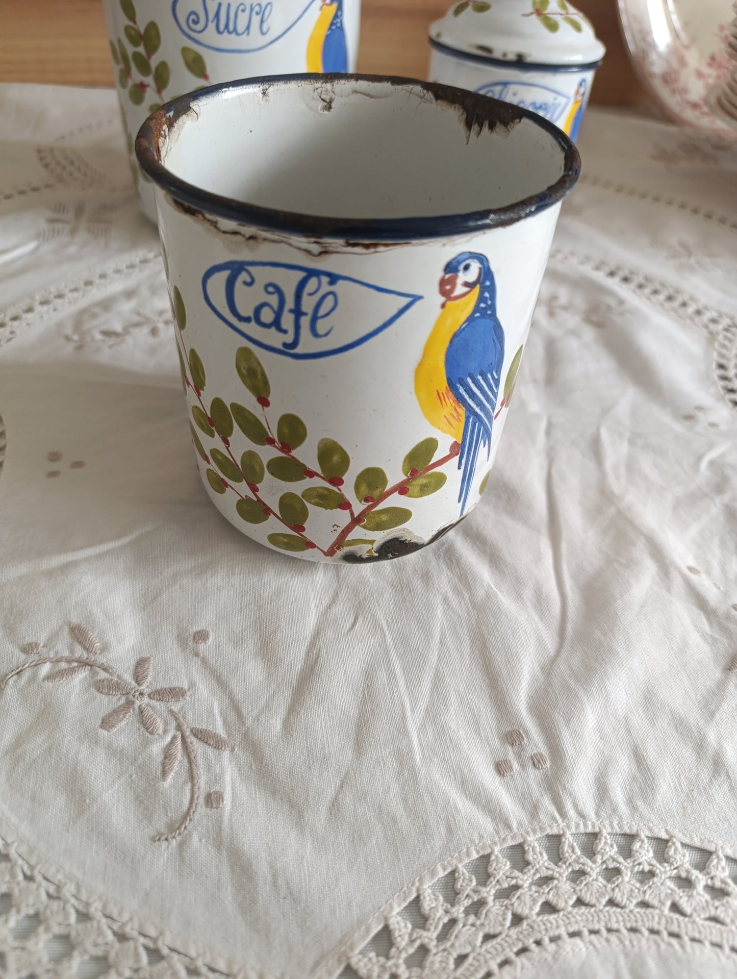 Pots ancien en tôle émaillé décor perroquet