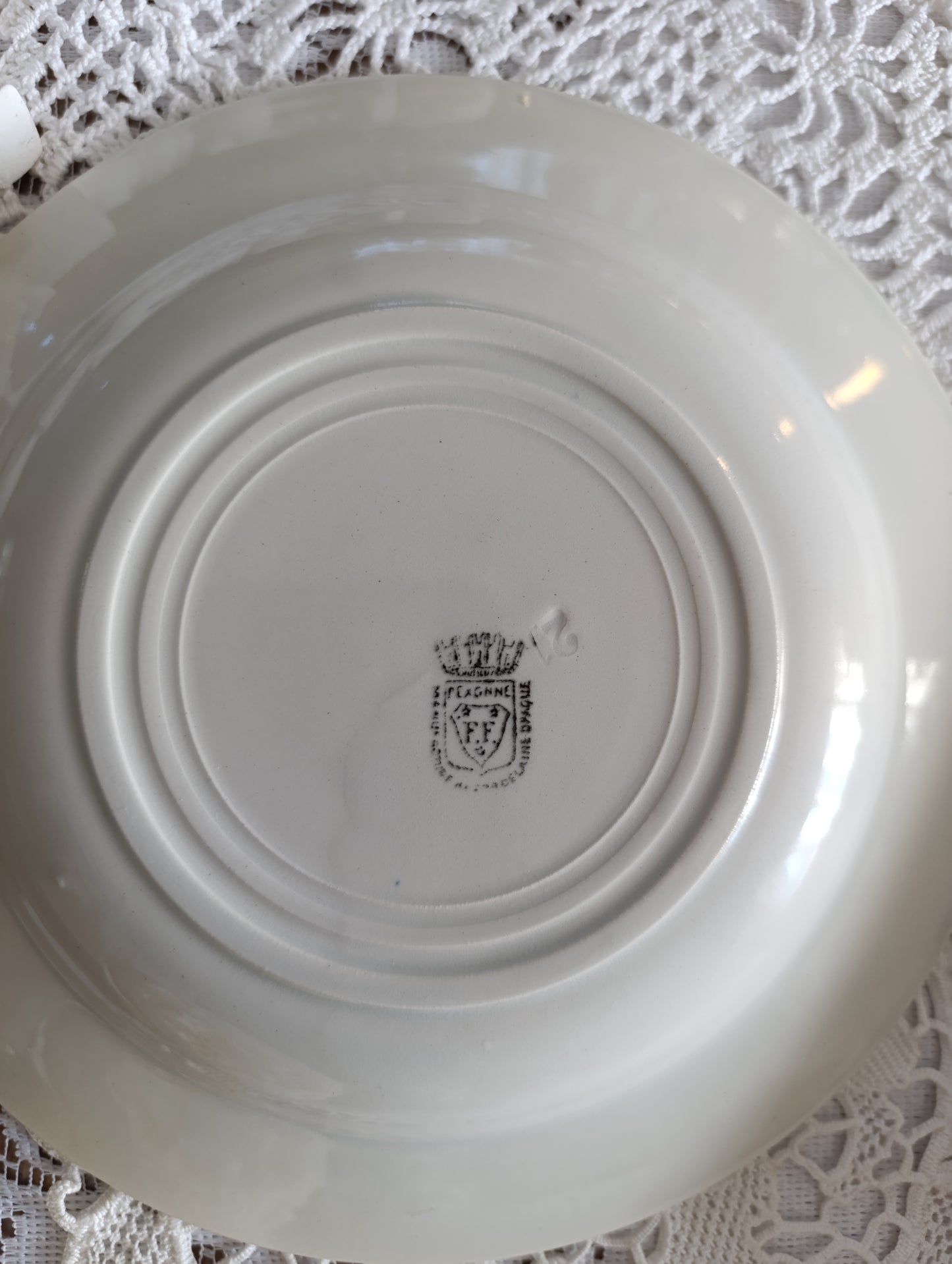 Assiette creuse Terre de fer blanche Sarreguemines Gien Pexonne