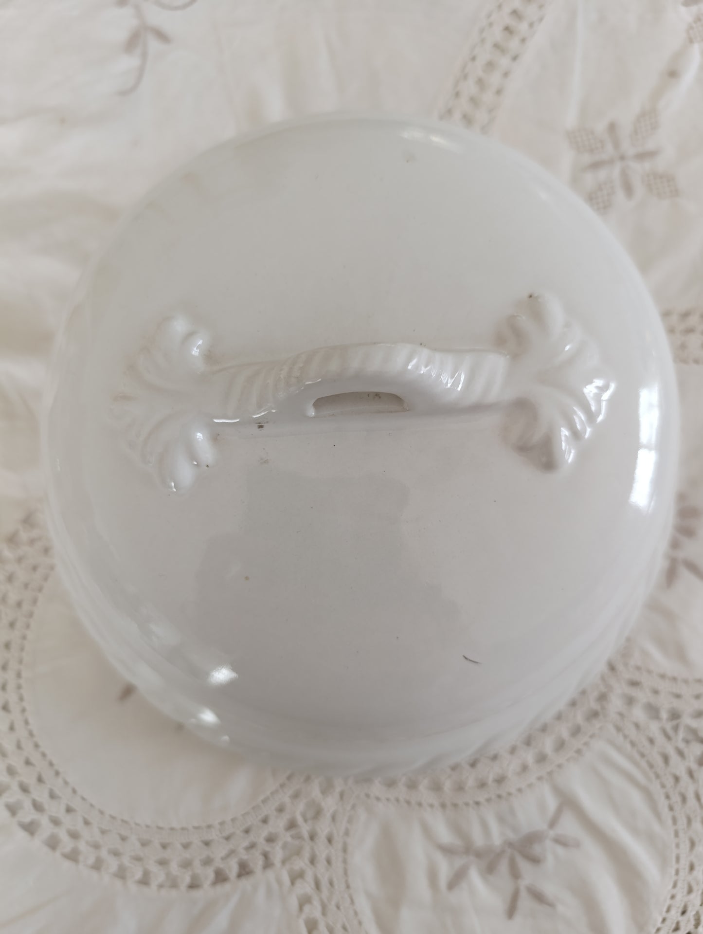 Cloche en faïence blanche