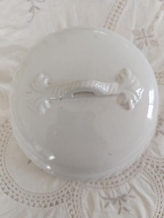 Cloche en faïence blanche
