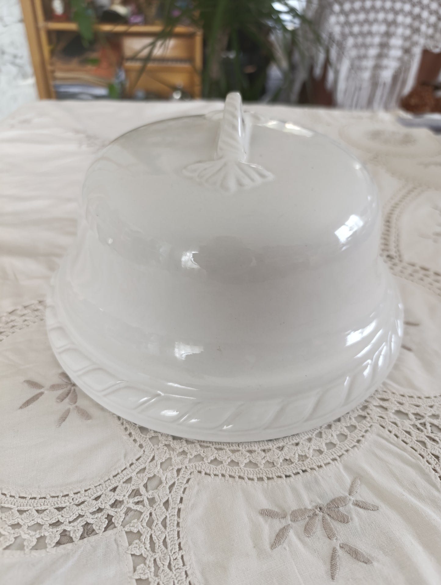 Cloche en faïence blanche