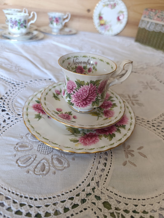 Tasse, sous tasse et assiette  Royal Albert November Chrysanthem