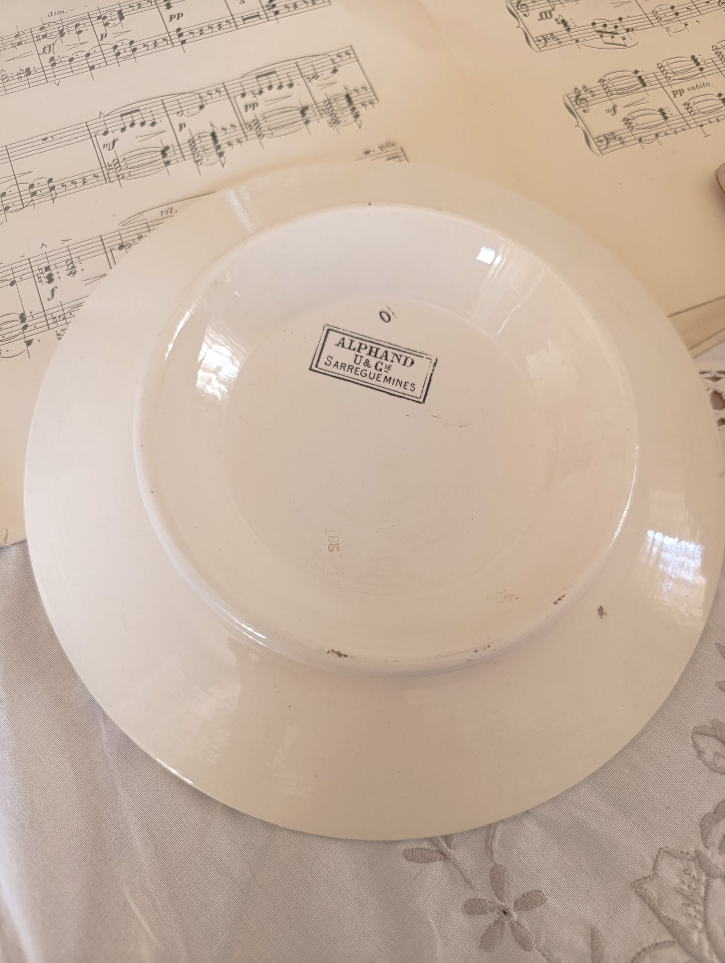 Assiette sur pied Alphand Sarreguemines terre de fer brun